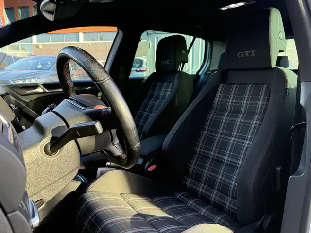 Volkswagen Golf view 4