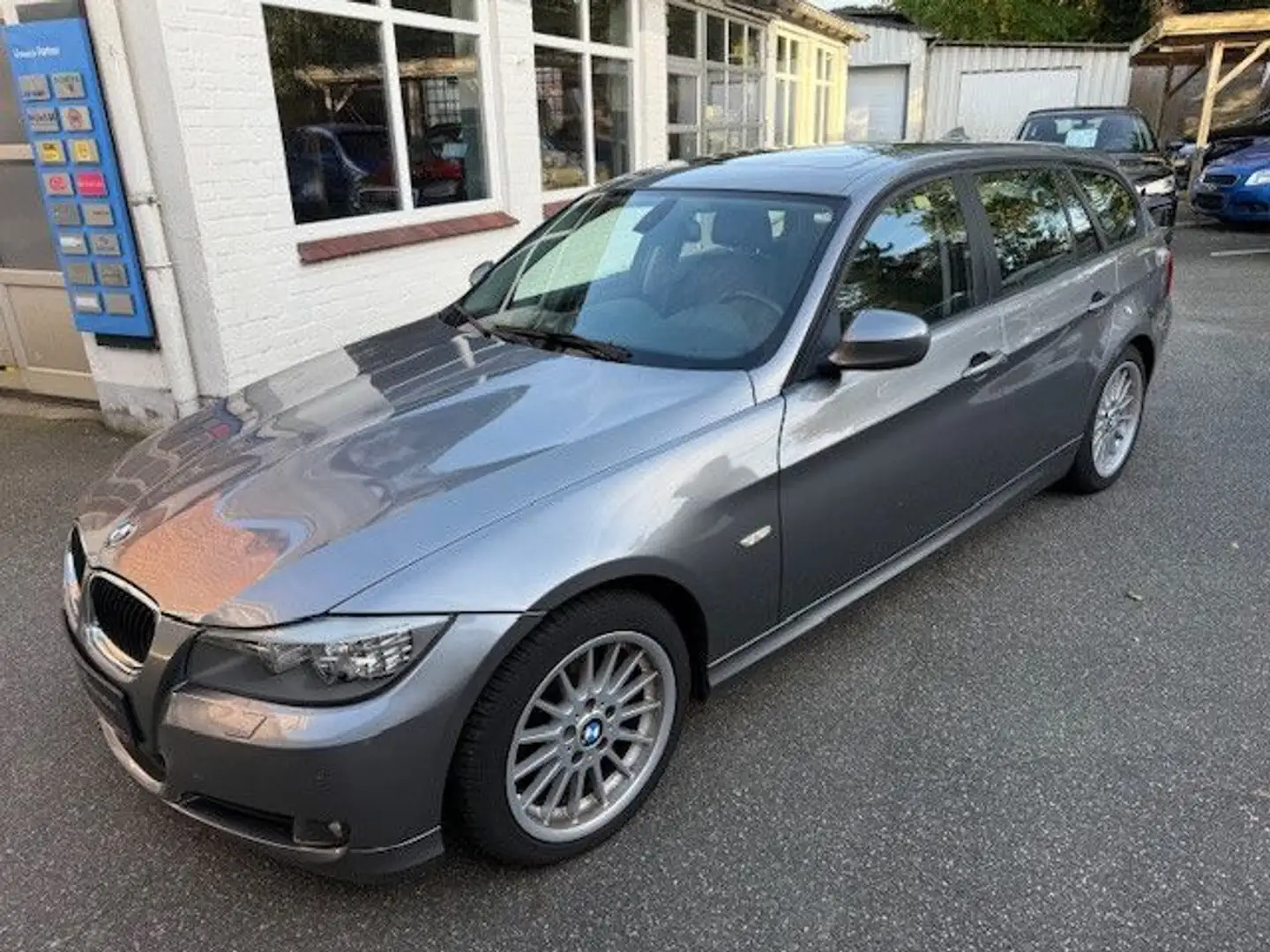 BMW 320 i Touring "Sport" -NAVI-XENON-AHK-PANO Grau - 2