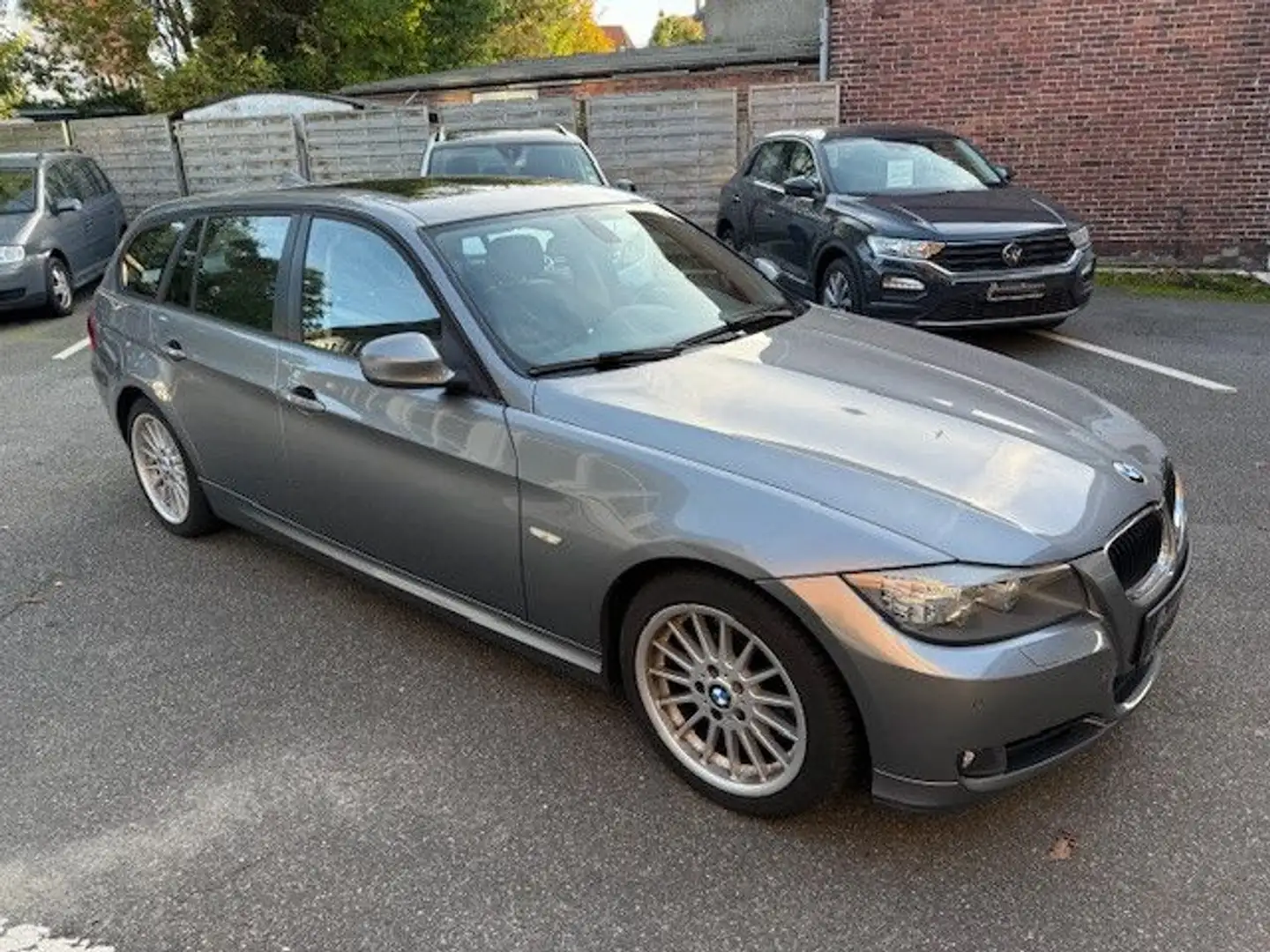 BMW 320 i Touring "Sport" -NAVI-XENON-AHK-PANO Grau - 1