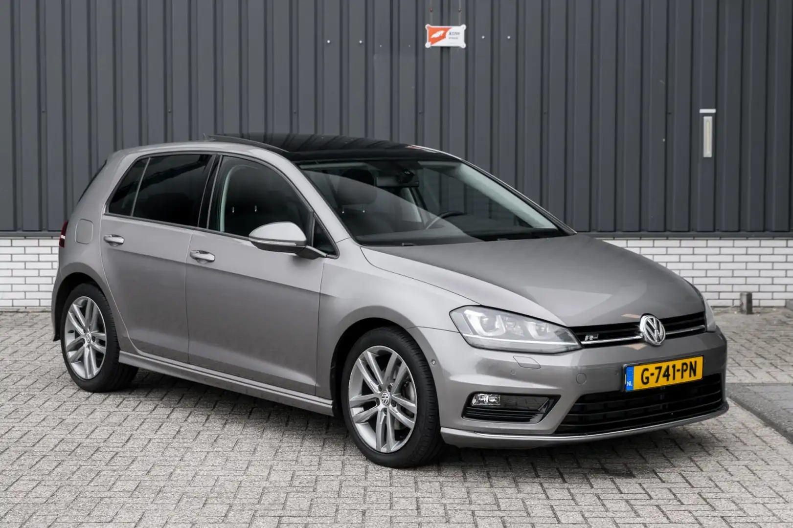 Volkswagen Golf 1.4 TSI ACT Highline R-Line*Pano*Automaat* Grijs - 2