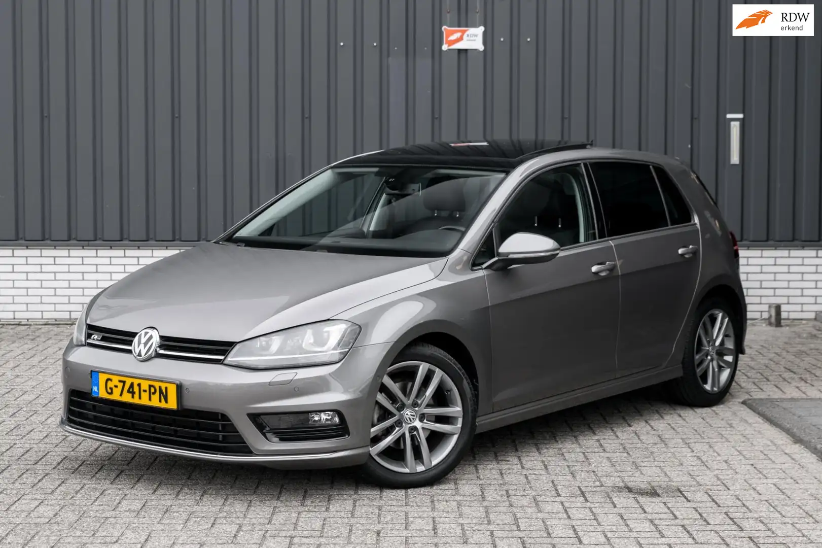 Volkswagen Golf 1.4 TSI ACT Highline R-Line*Pano*Automaat* Grijs - 1
