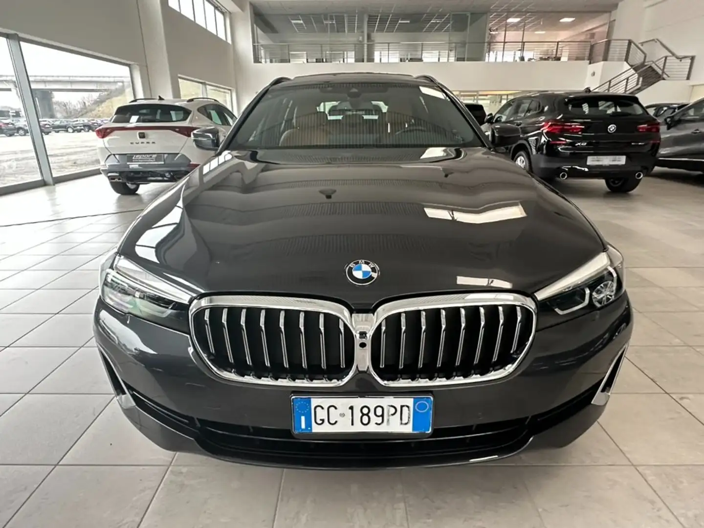 BMW 530 530d Touring mhev 48V xdrive Luxury auto Šedá - 2