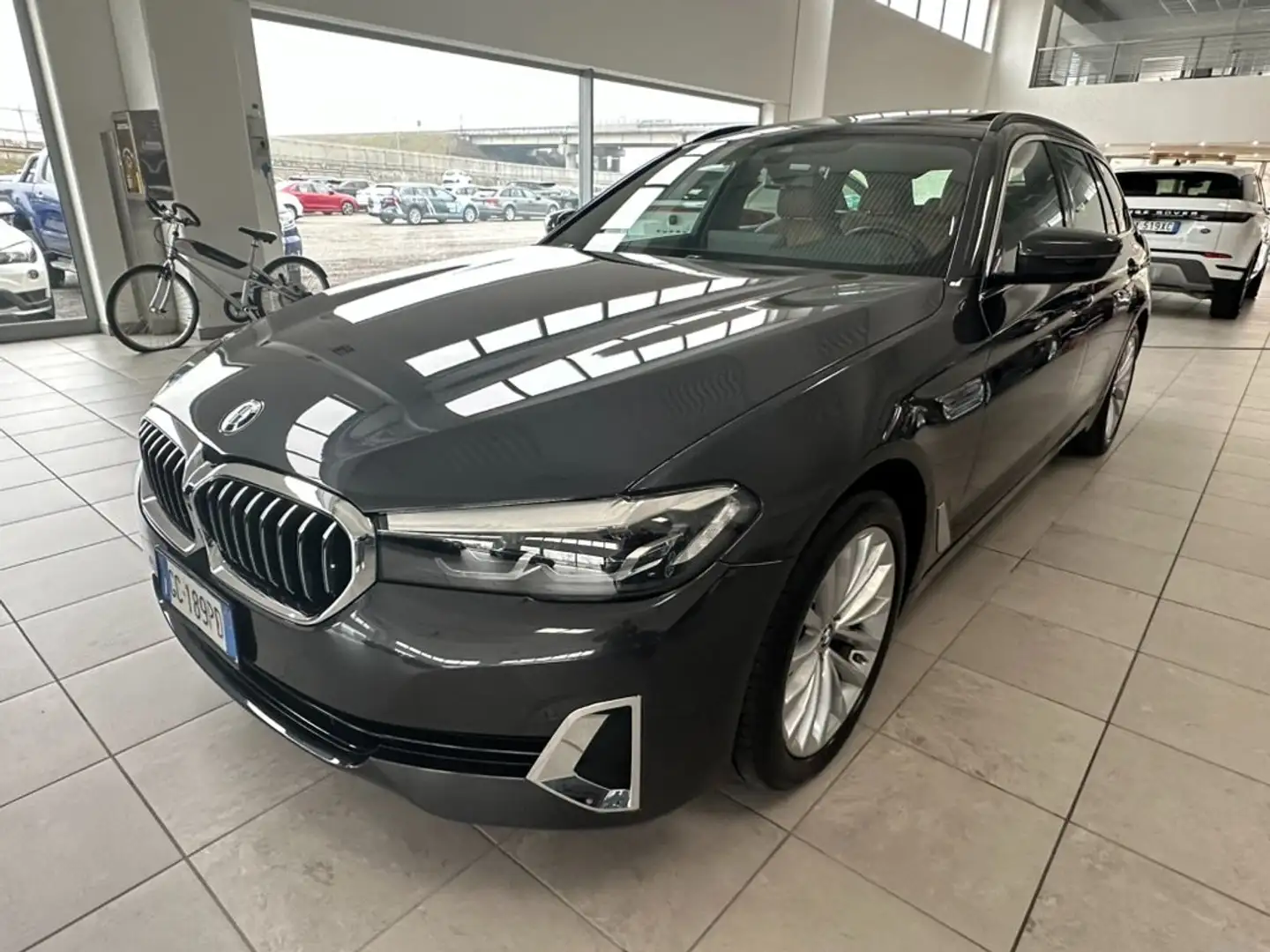 BMW 530 530d Touring mhev 48V xdrive Luxury auto Šedá - 1