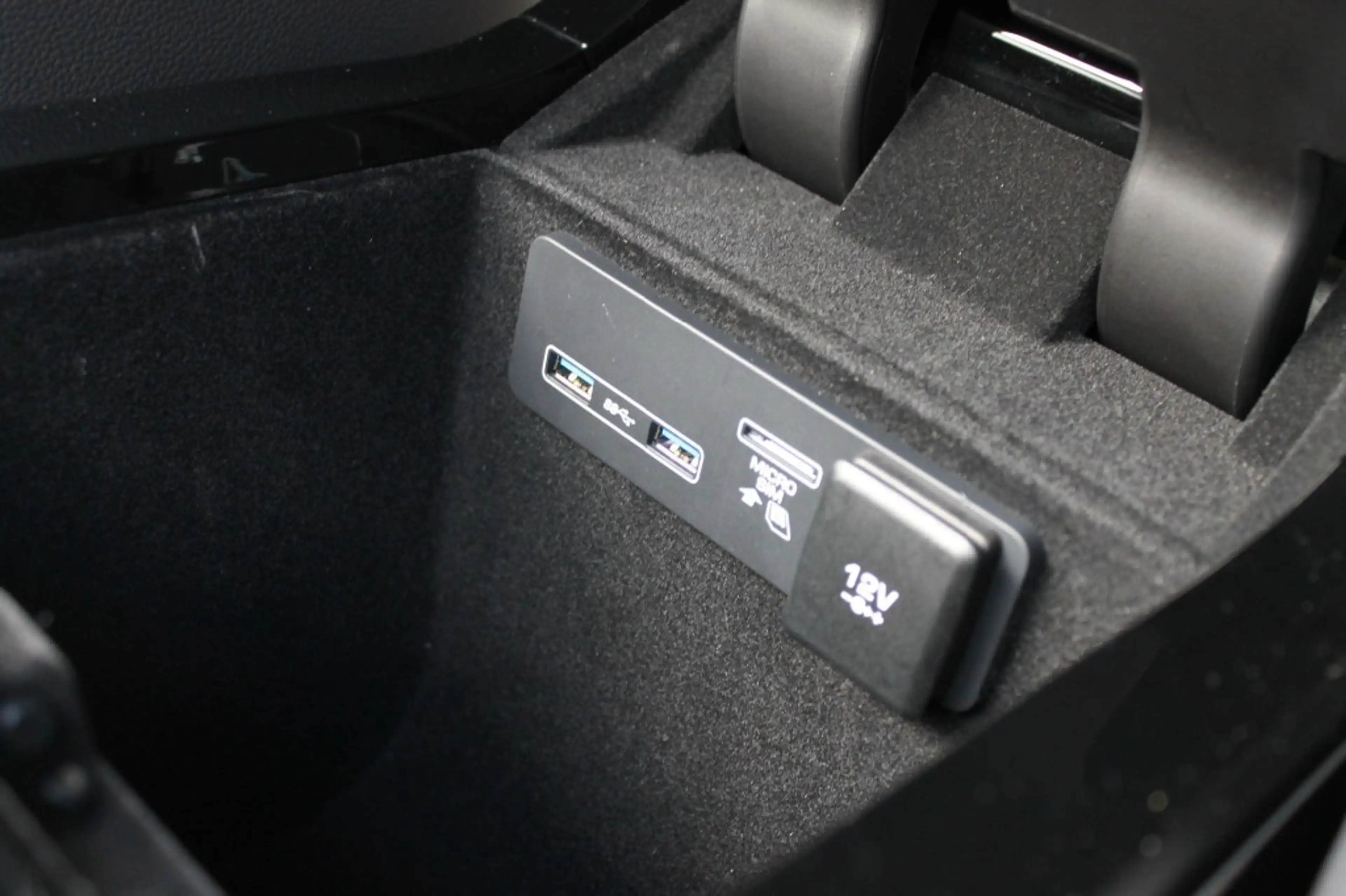 Land Rover Range Rover 2.0 T. AWD R-D / CarPlay / 22 Inch / LED / Camera — photo 29