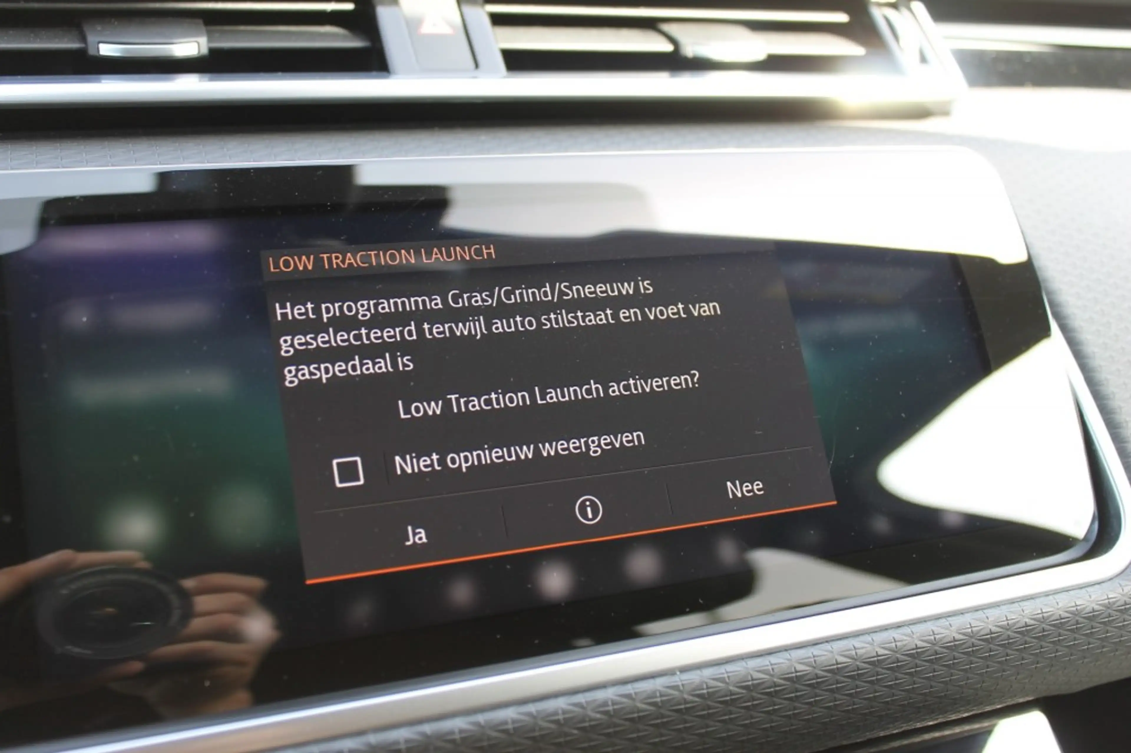 Land Rover Range Rover 2.0 T. AWD R-D / CarPlay / 22 Inch / LED / Camera — photo 37