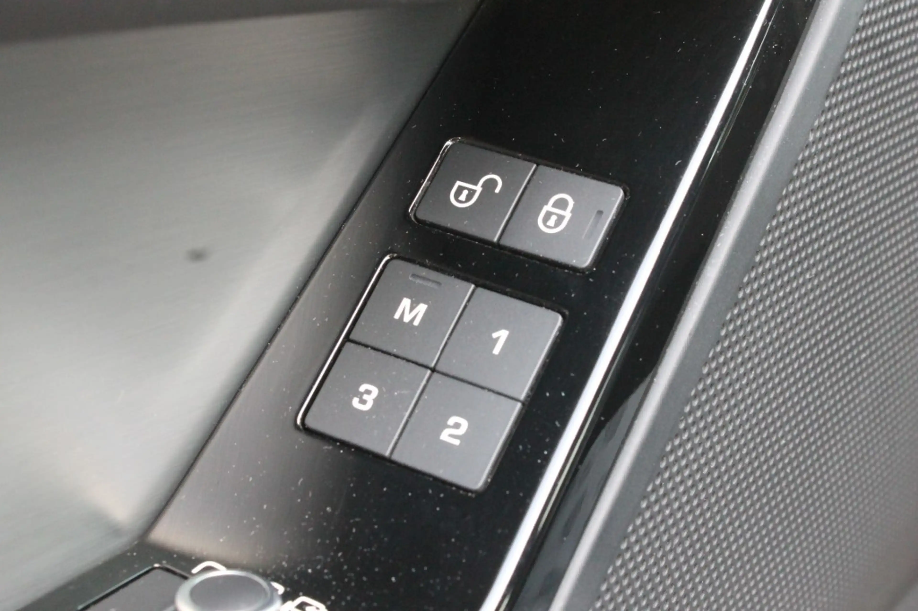 Land Rover Range Rover 2.0 T. AWD R-D / CarPlay / 22 Inch / LED / Camera — photo 20