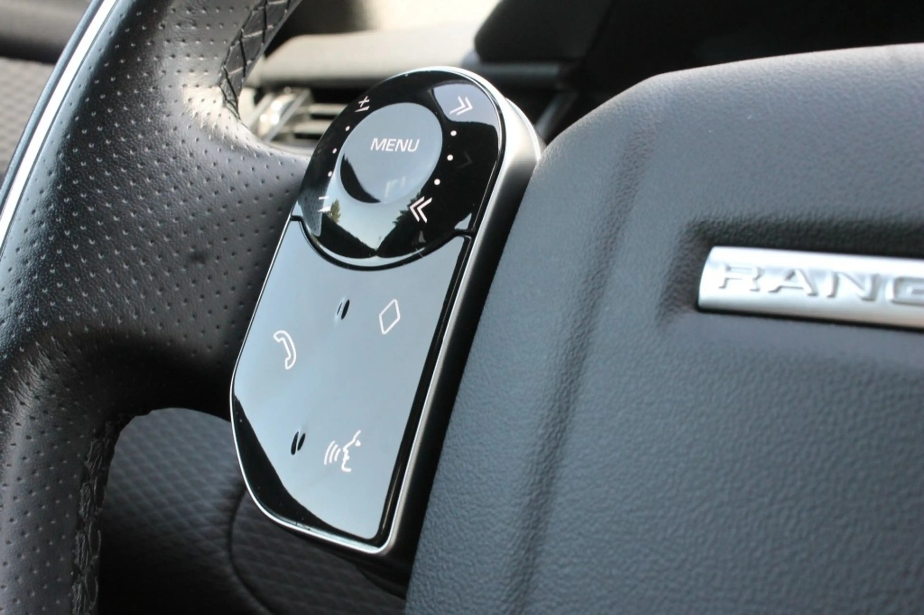 Land Rover Range Rover 2.0 T. AWD R-D / CarPlay / 22 Inch / LED / Camera — photo 24
