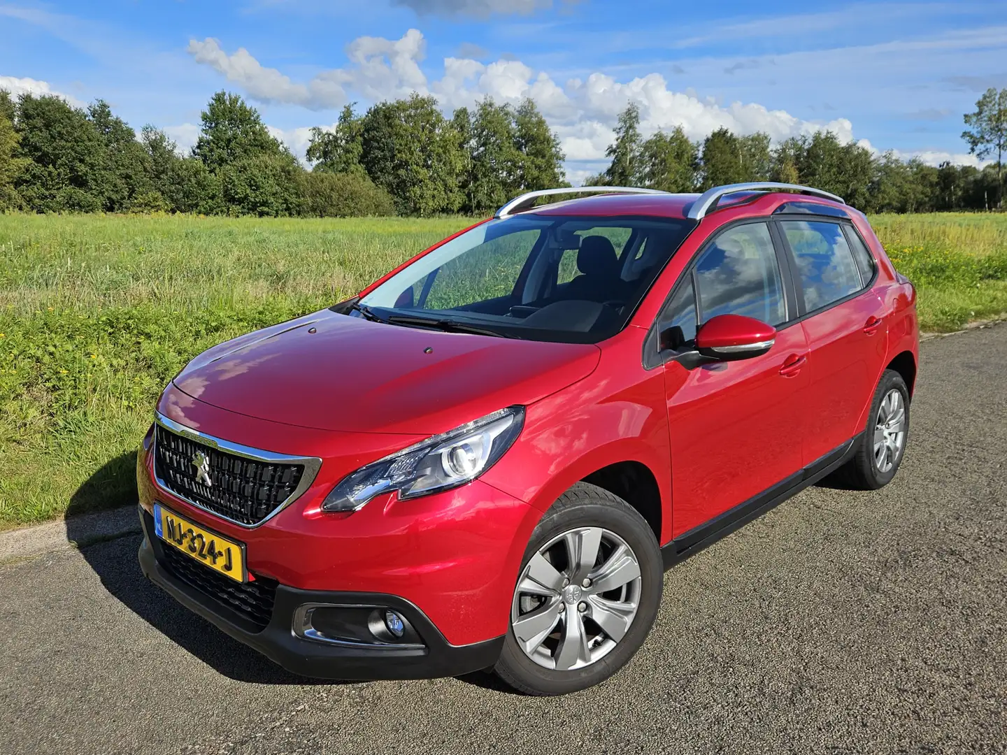 Peugeot 2008 1.2 PureTech Active Rood - 1