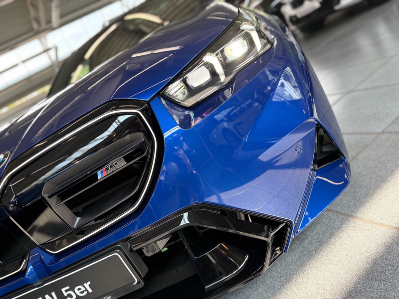 BMW M5 Touring M Driver´s Package DA/PA Prof PANO B/W — photo 31