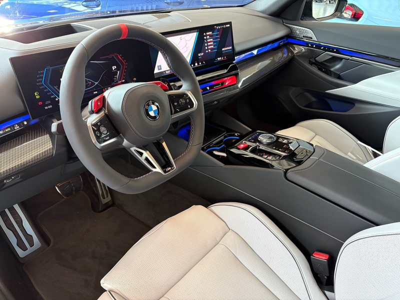BMW M5 Touring M Driver´s Package DA/PA Prof PANO B/W — photo 11