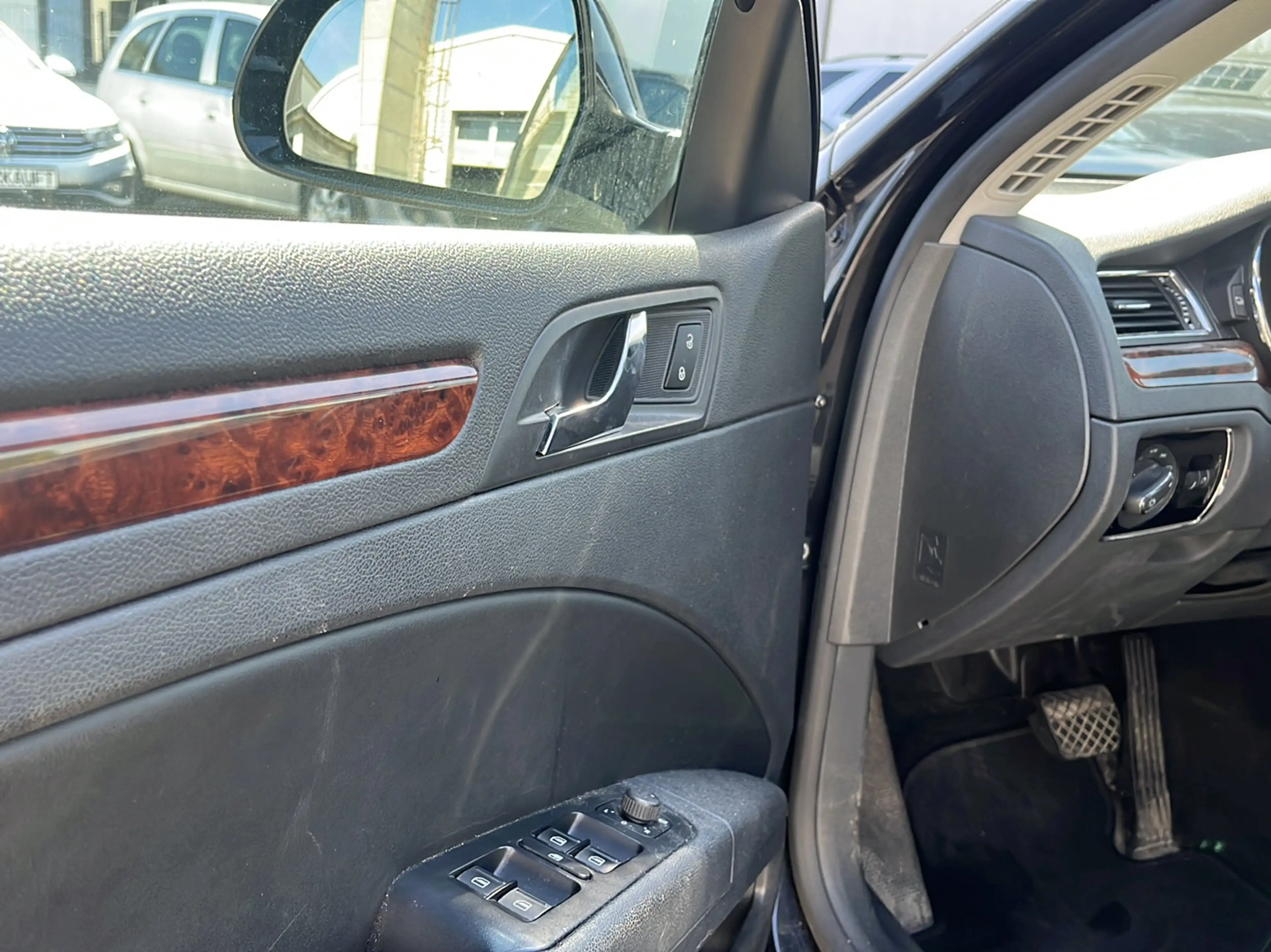 Skoda Superb 2.0TDI DSG Elegance XENON+NAVI+LEDER+MEMO — photo 9