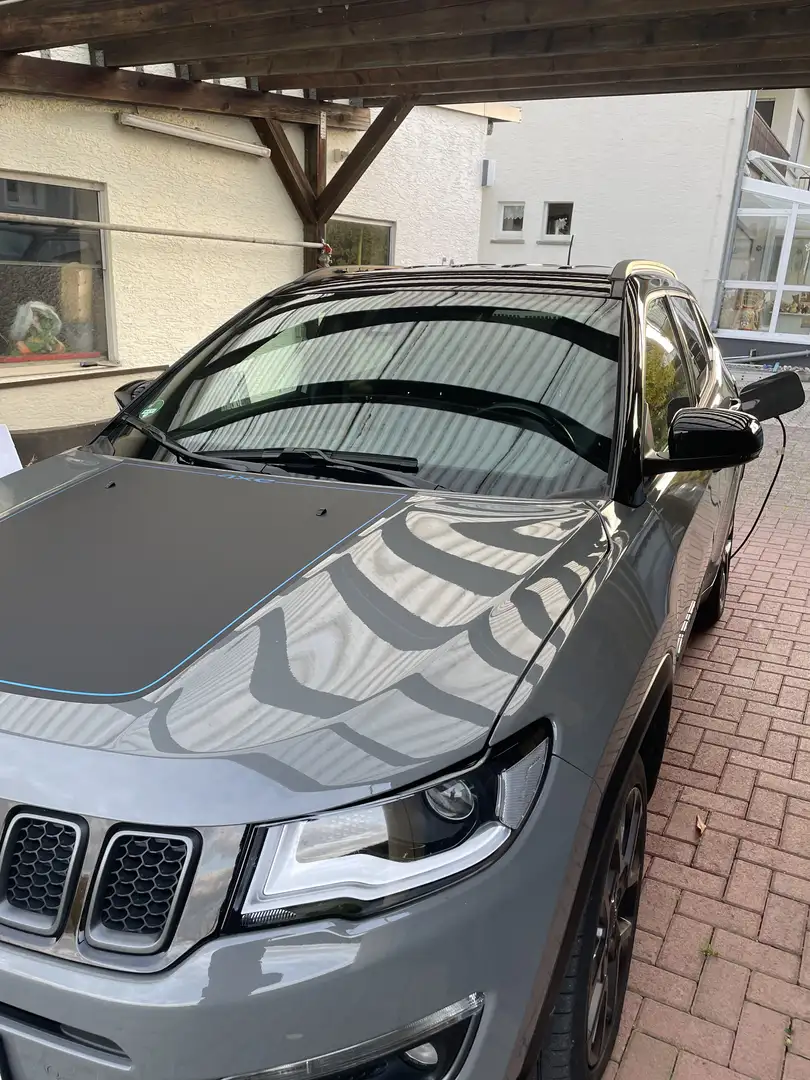 Jeep Compass Compass 1.3 T-GDI 4xe PLUG-IN HYBRID AutomatikS Grau - 1
