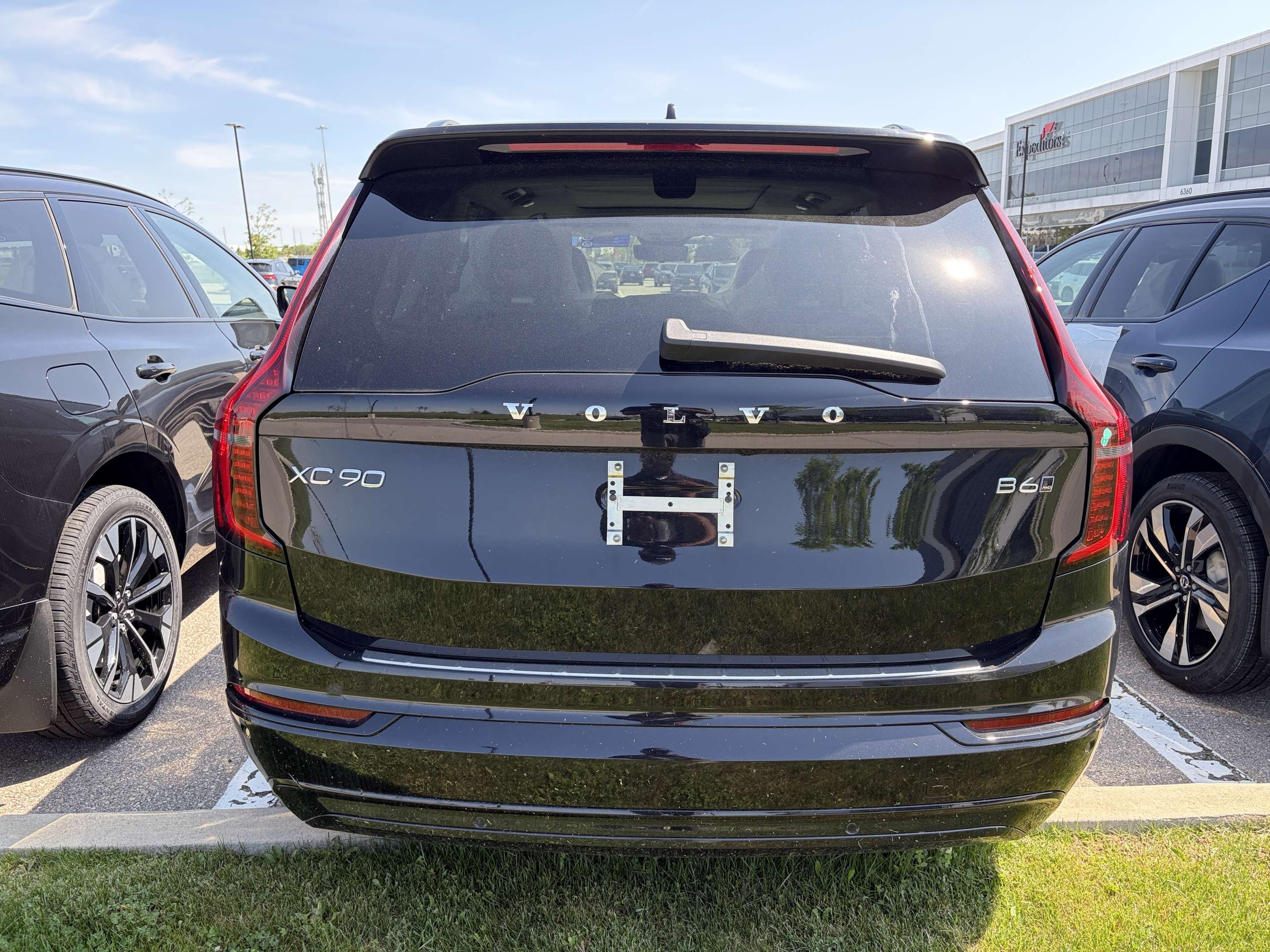2026 Volvo XC90 B6 AWD Ultra Dark Theme 7-Seater alt 3