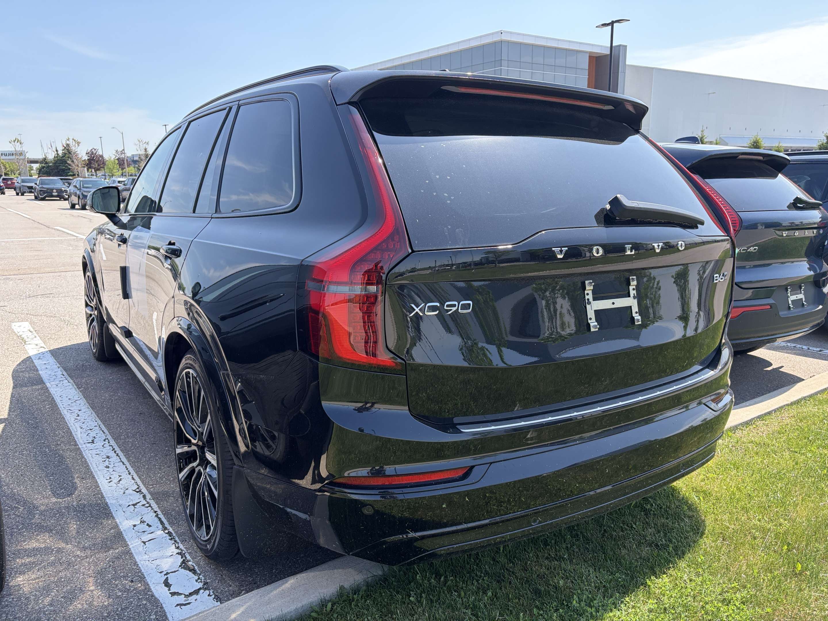 2026 Volvo XC90 B6 AWD Ultra Dark Theme 7-Seater alt 2