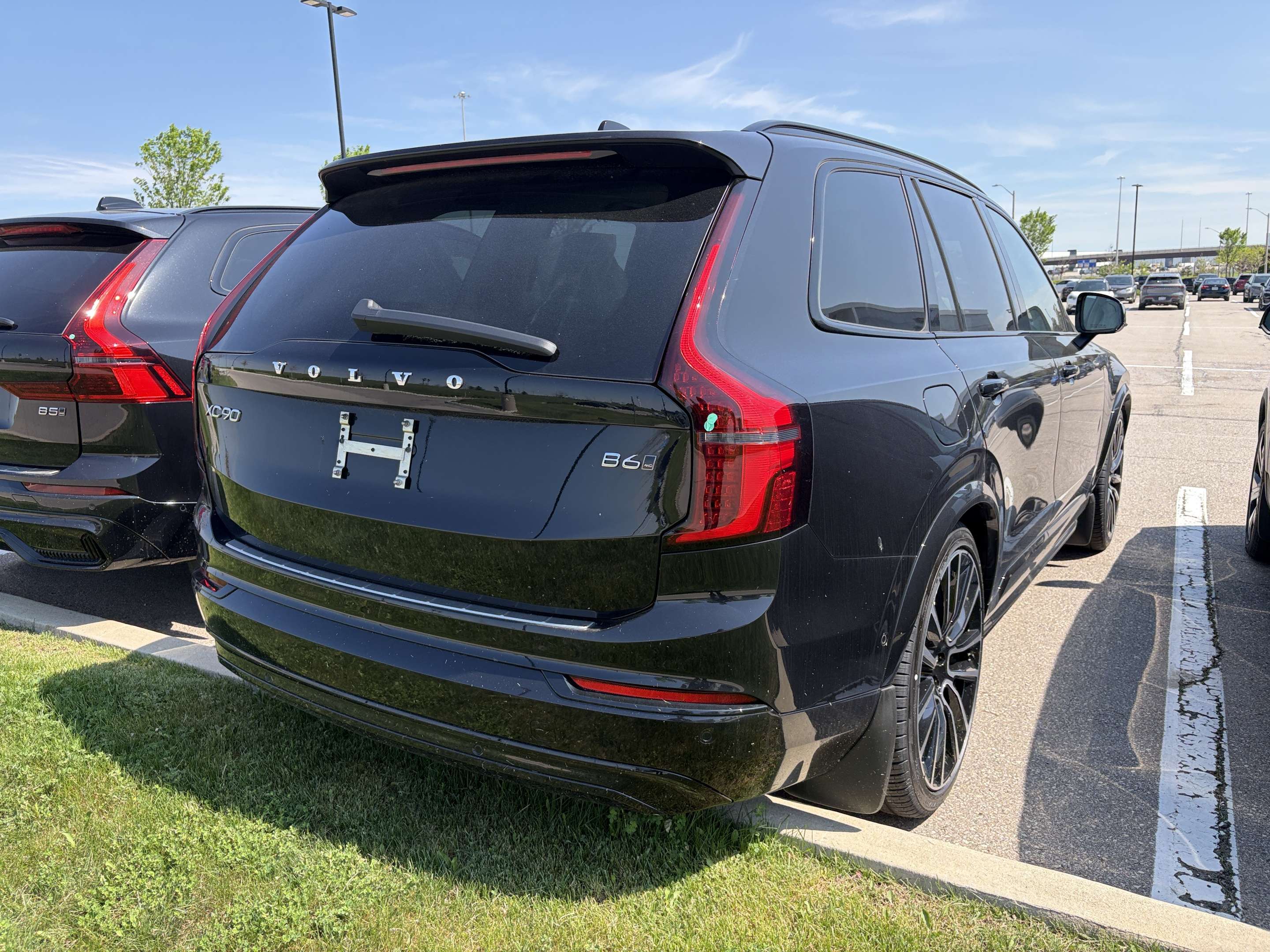 2026 Volvo XC90 B6 AWD Ultra Dark Theme 7-Seater alt 4