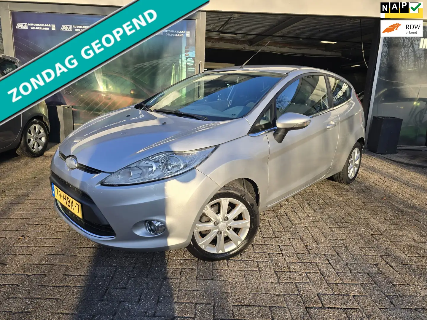 Ford Fiesta 1.25 Ghia | 12MND GARANTIE | NW APK | AIRCO | PDC Grijs - 1