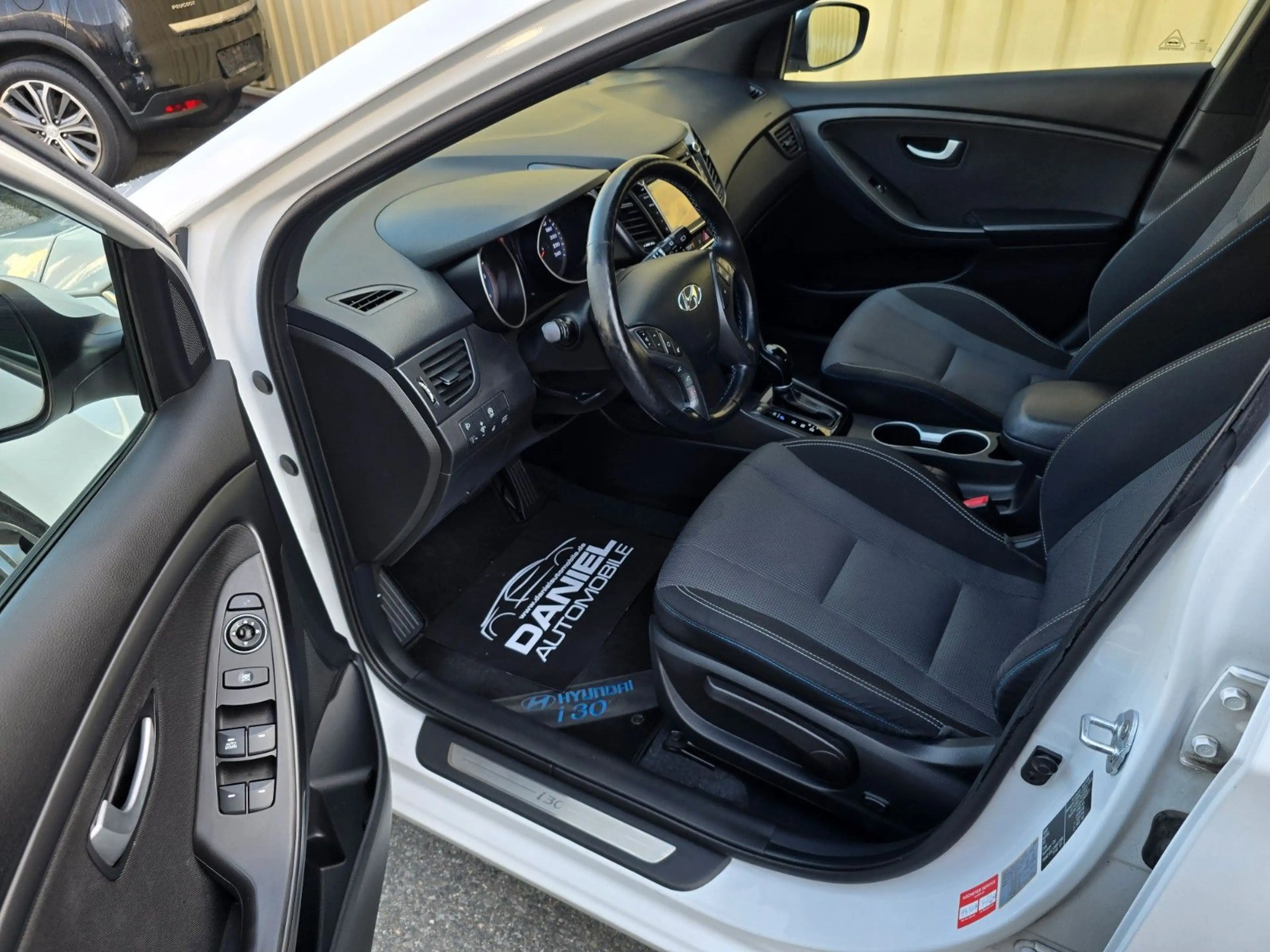 Hyundai i30 Lim. 1.6 CRDi blue Passion Aut. NAVI+KAM+ALU — photo 13