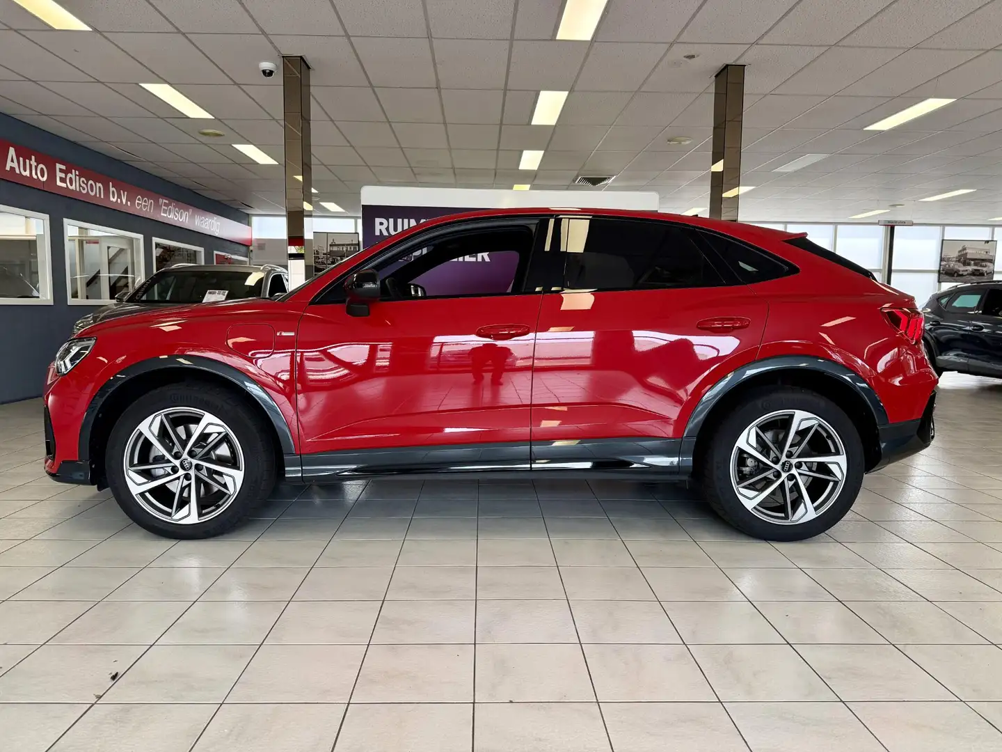 Audi Q3 Sportback 45 TFSI e S Edition *CAM*LM19*MMI+*ADAP* Rood - 2