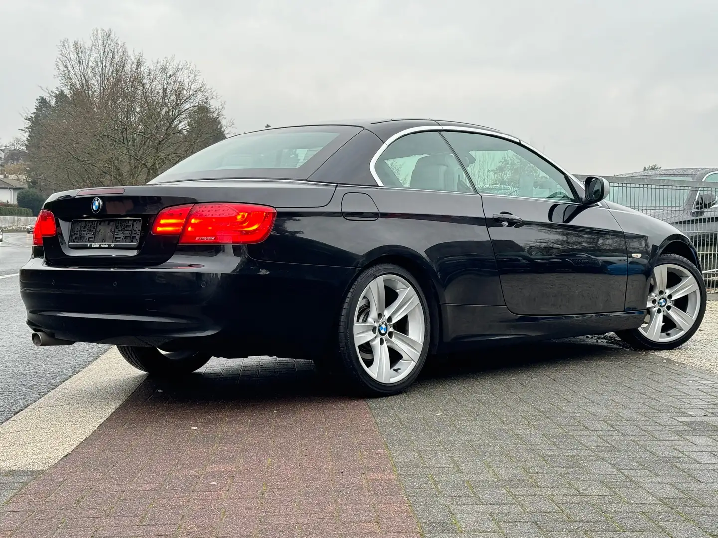 BMW 320 320d Exclusive Edition 1.Hand Navi Leder Xenon TOP Schwarz - 2