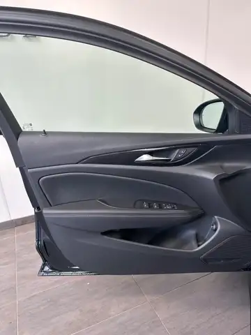 Opel Insignia view 8