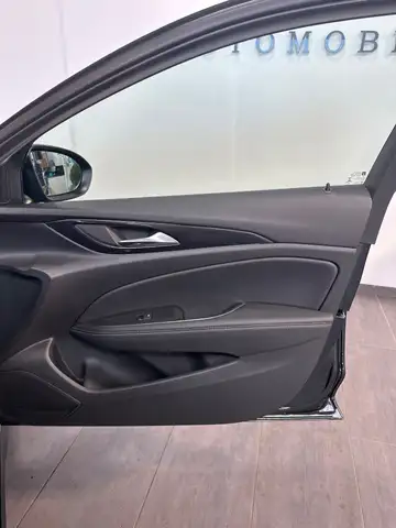Opel Insignia view 9
