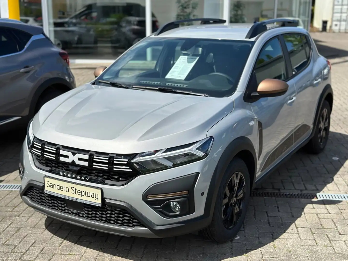 Dacia Sandero Stepway Extreme TCE 100 ECO-G, Kamera, Klimaautoma Grau - 2