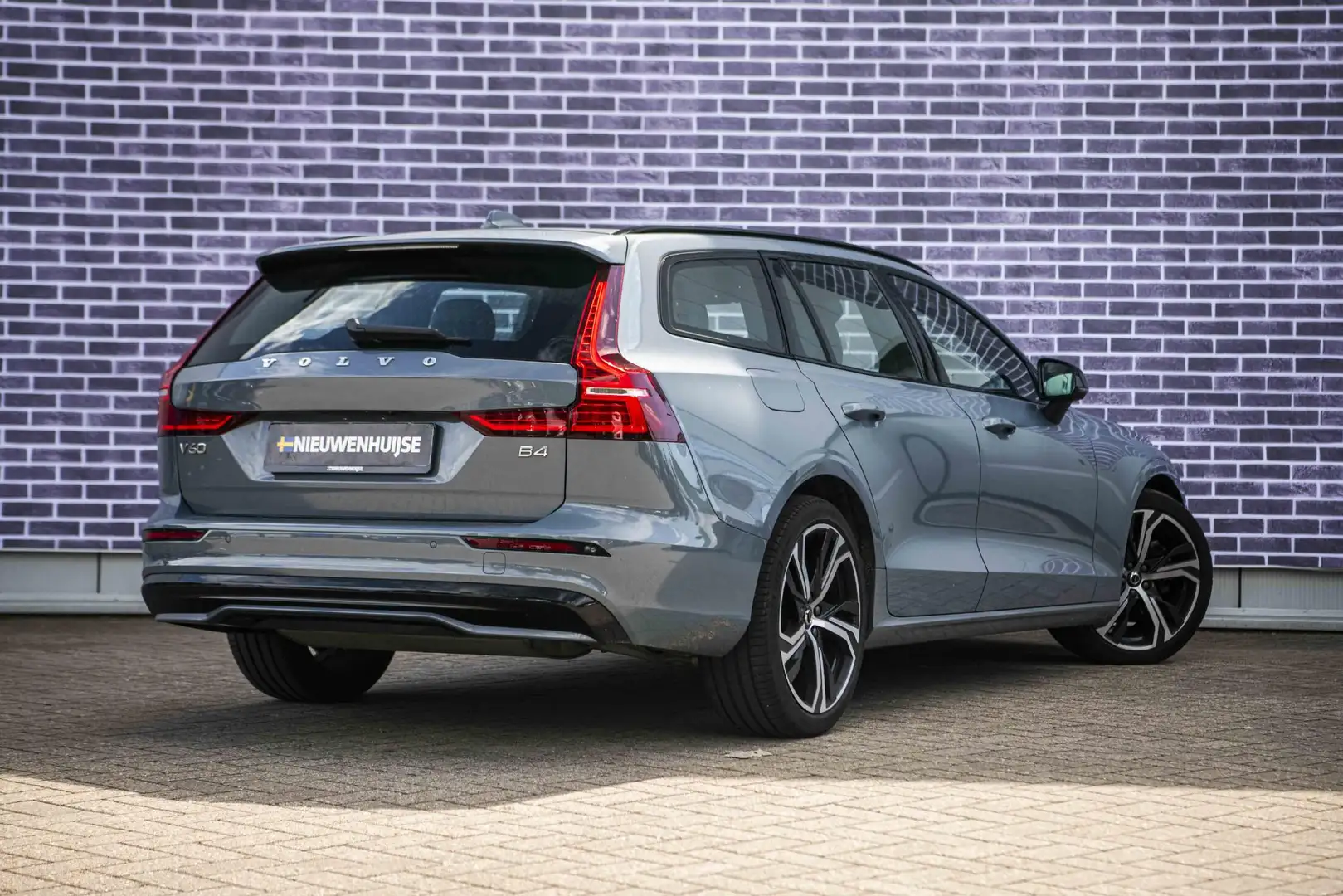 Volvo V60 2.0 B4 Plus Dark | Adaptive Cruise Control | Panor Grijs - 2