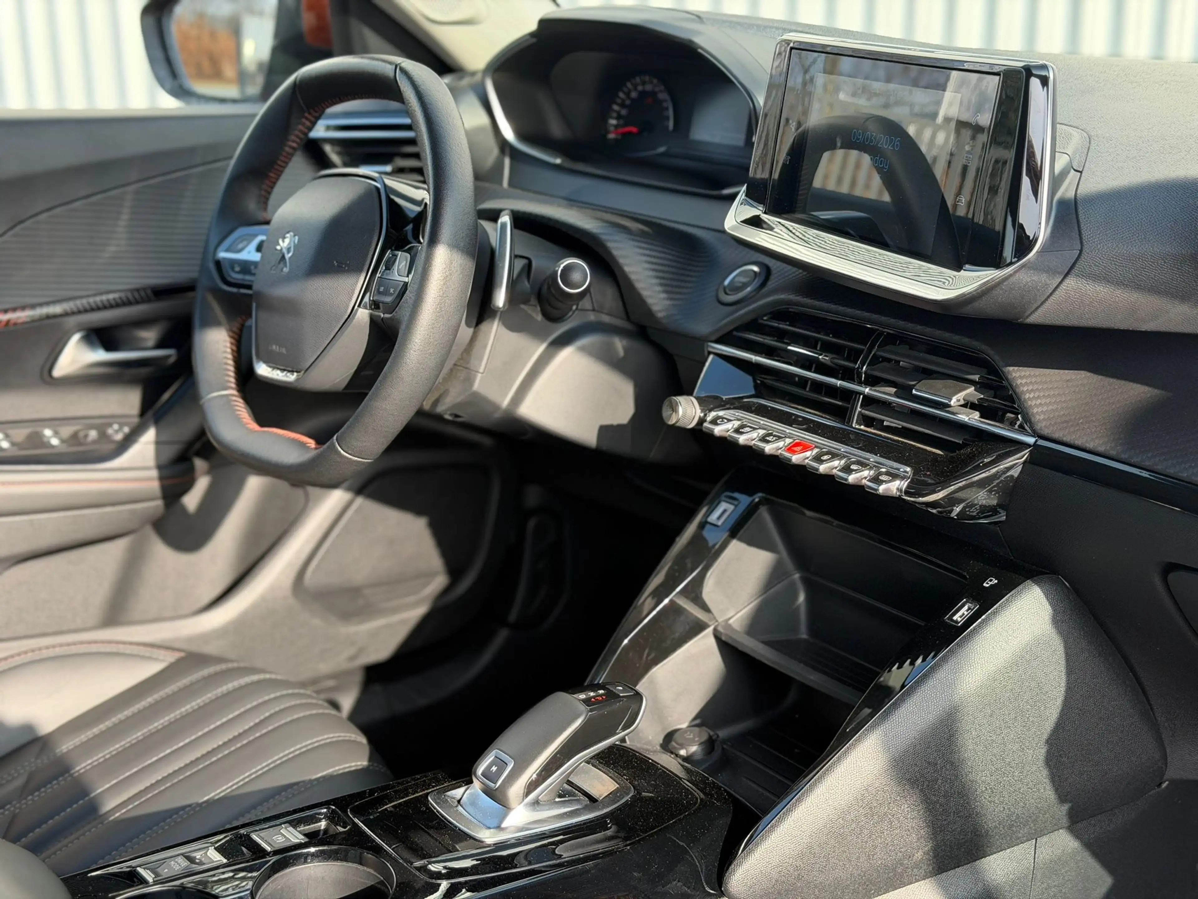 Peugeot 2008 HYBRID136 e-DSC6 Allure GT Pano*Leder*360 — photo 14
