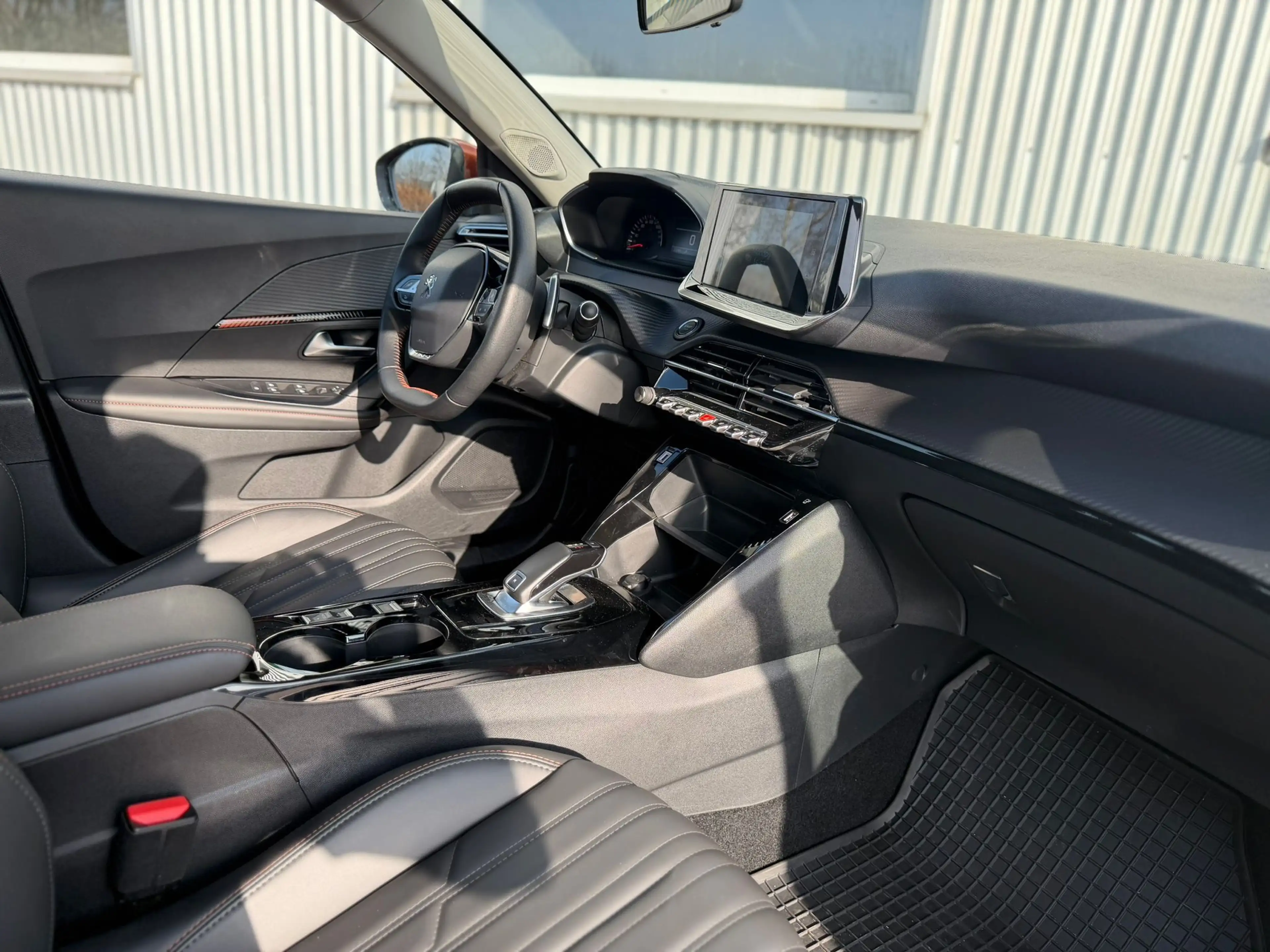 Peugeot 2008 HYBRID136 e-DSC6 Allure GT Pano*Leder*360 — photo 15