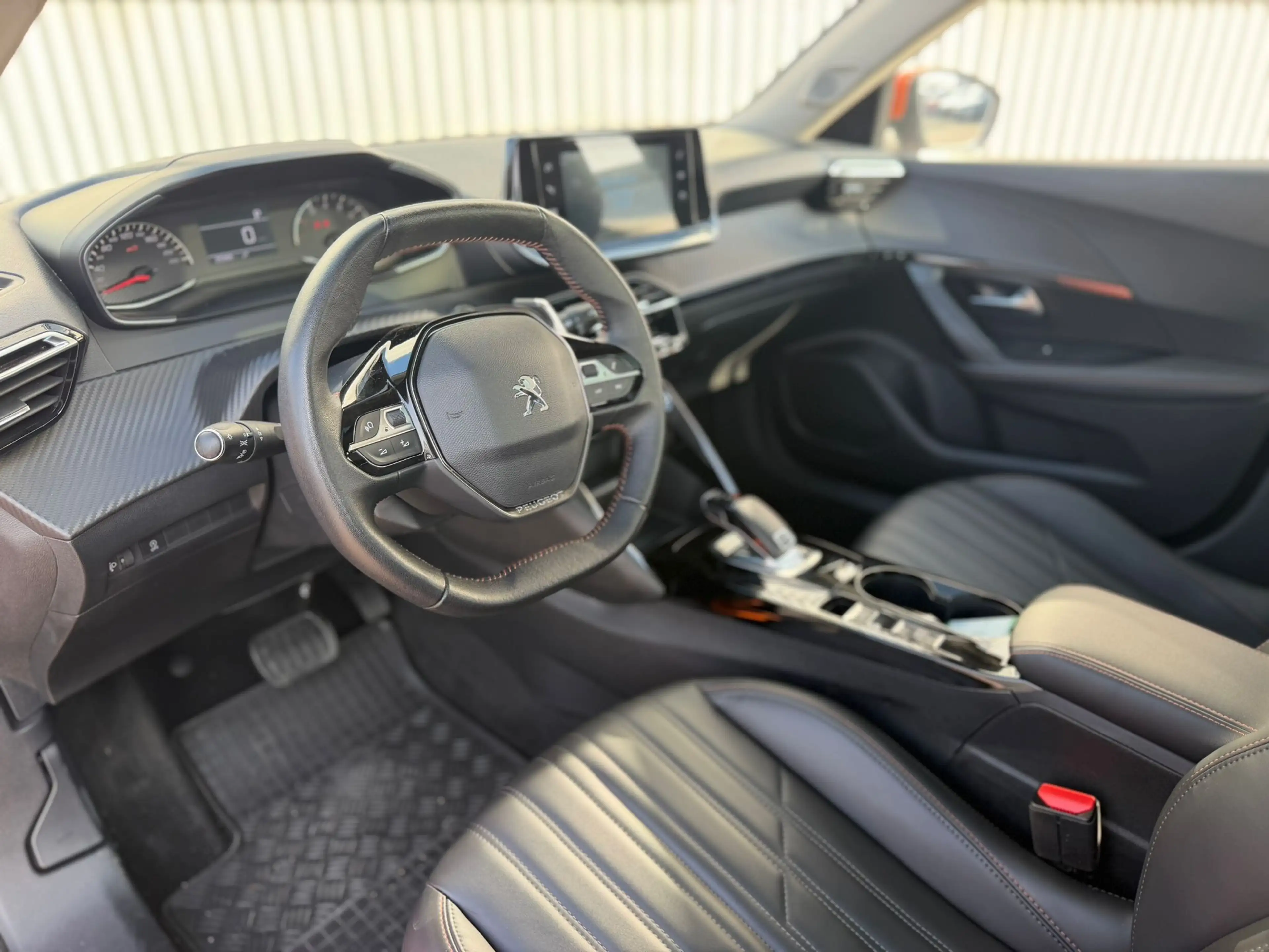 Peugeot 2008 HYBRID136 e-DSC6 Allure GT Pano*Leder*360 — photo 12