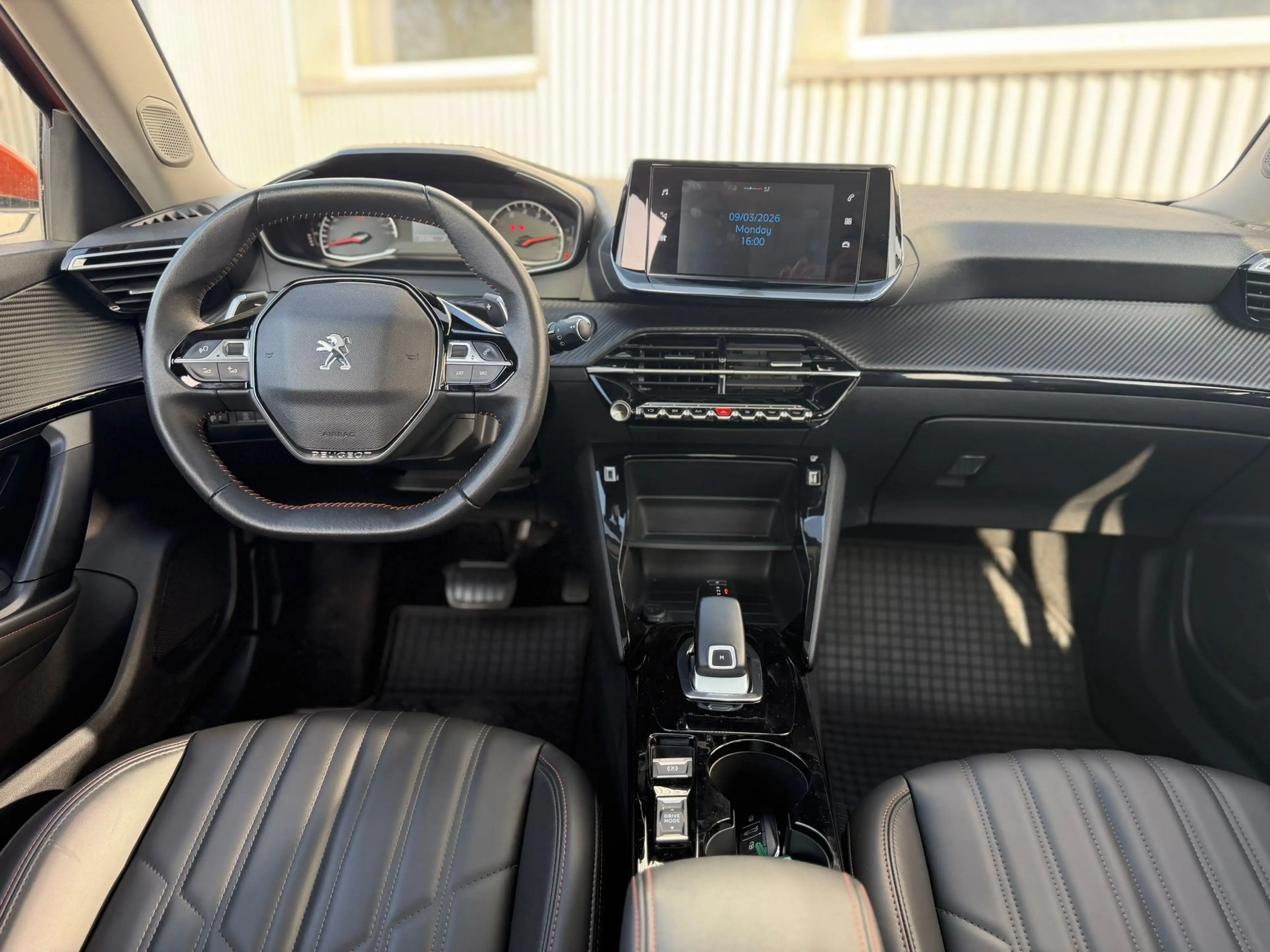 Peugeot 2008 HYBRID136 e-DSC6 Allure GT Pano*Leder*360 — photo 13