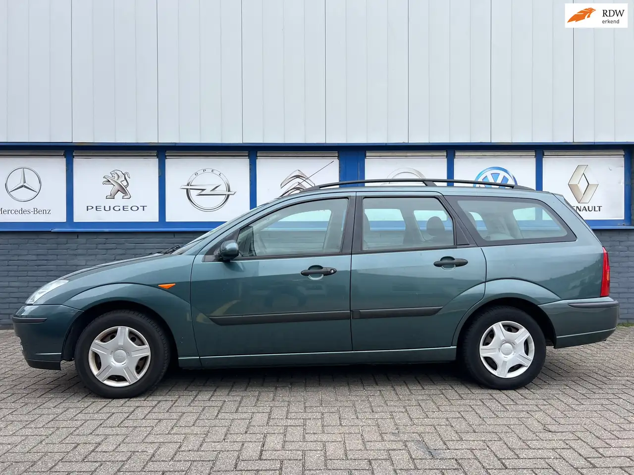 Ford Focus Wagon 1.6-16V Centennial 2003 170000km NWE.APK 145 — photo 1 of 27