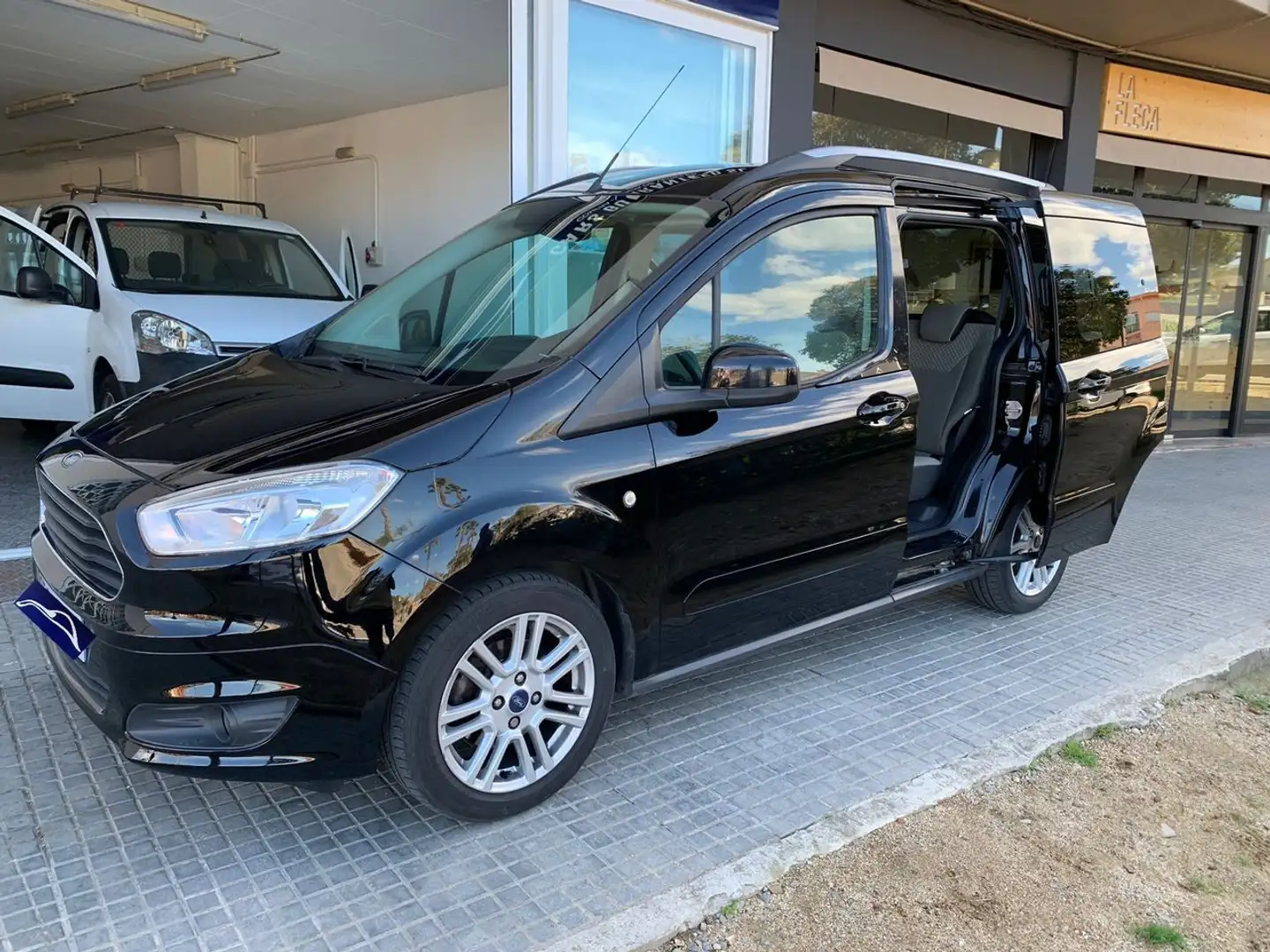 Ford Tourneo Courier 1.0 Ecoboost Titanium Zwart - 2