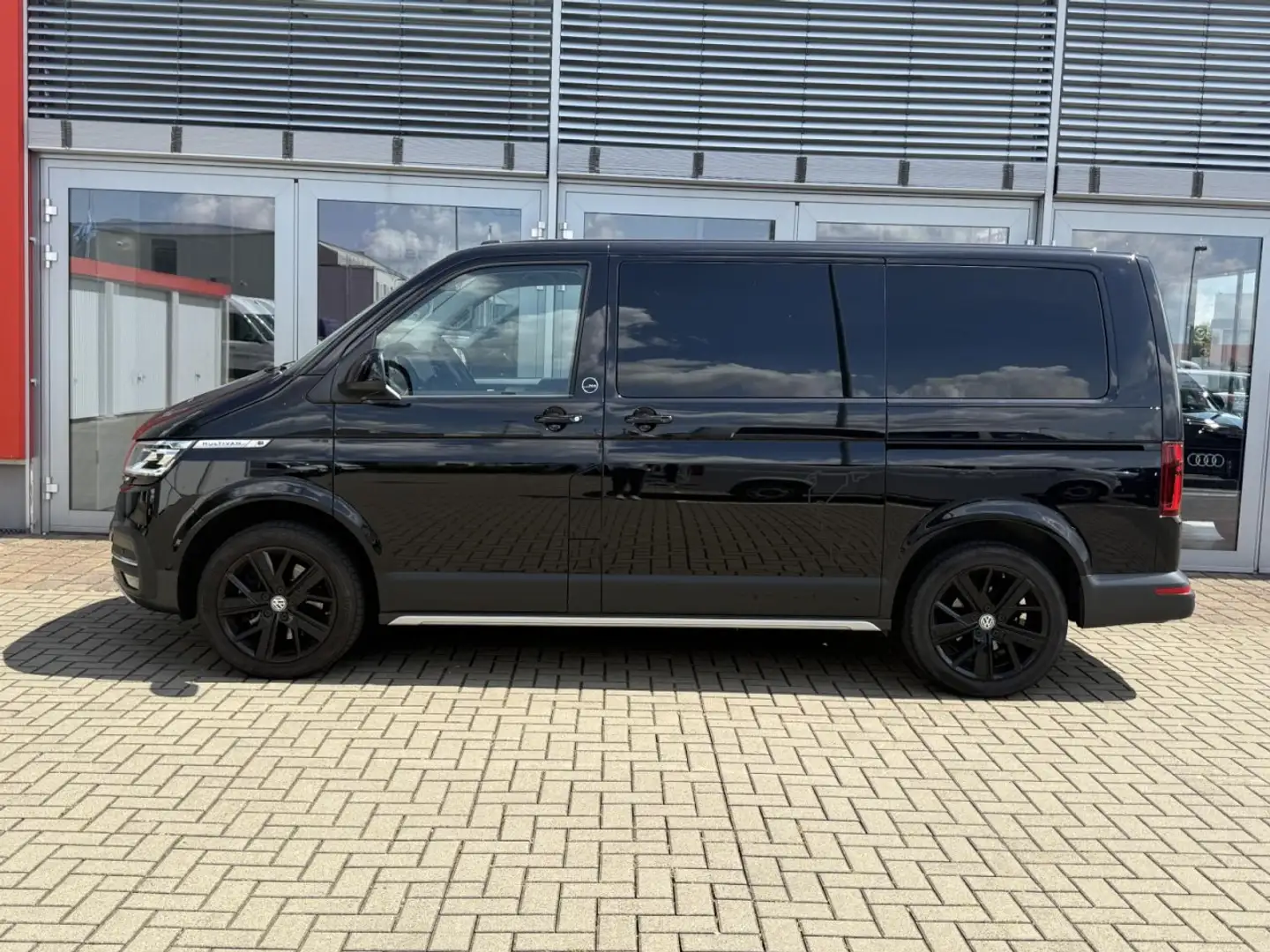 Volkswagen T6.1 Multivan PanAmericana 2.0 TDI 4Motion DSG Klima Navi Leder Zwart - 2