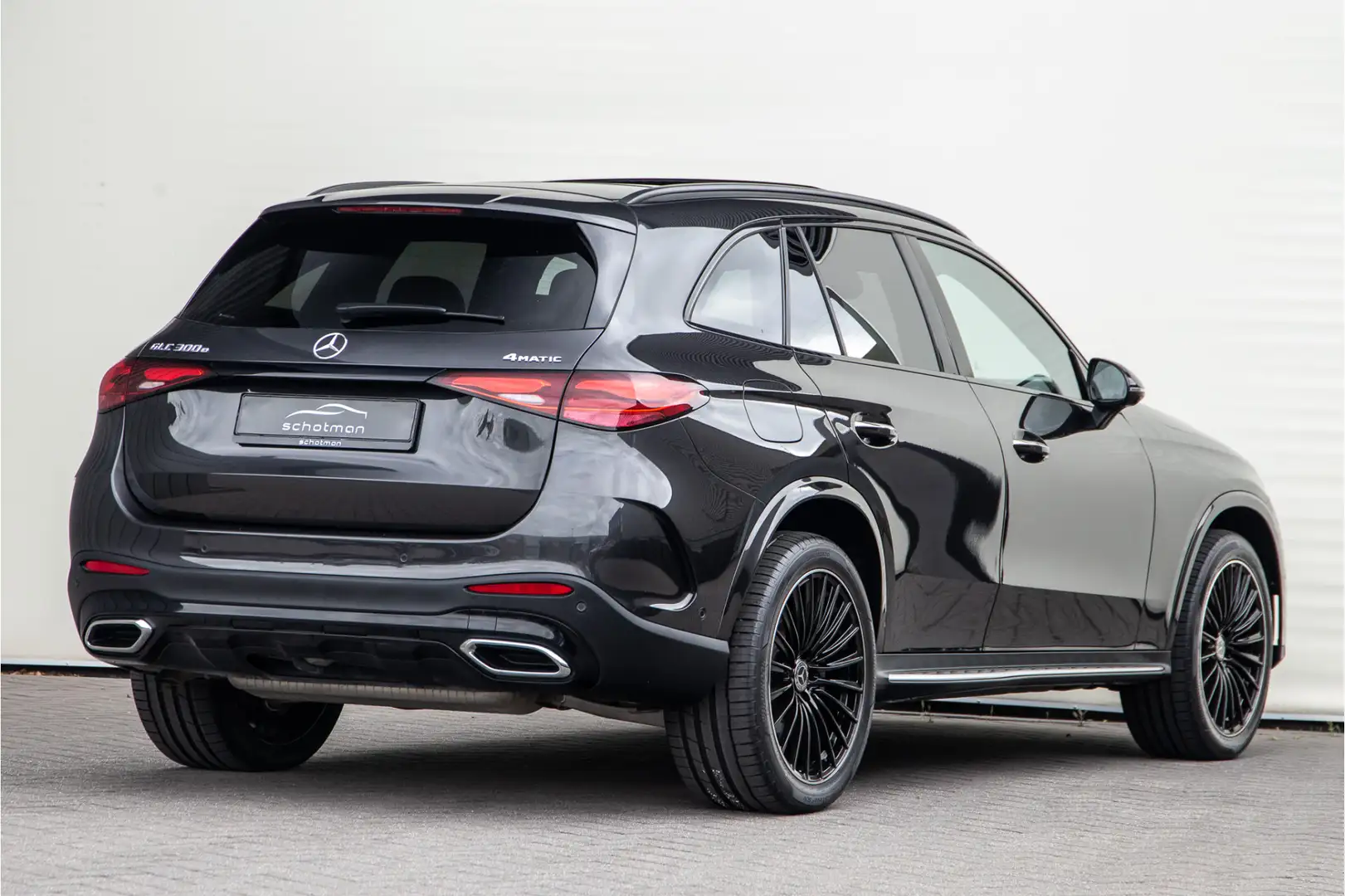 Mercedes-Benz GLC 300 300e 4MATIC AMG Premium, Nightpakket, Pano, Head-U Grijs - 2
