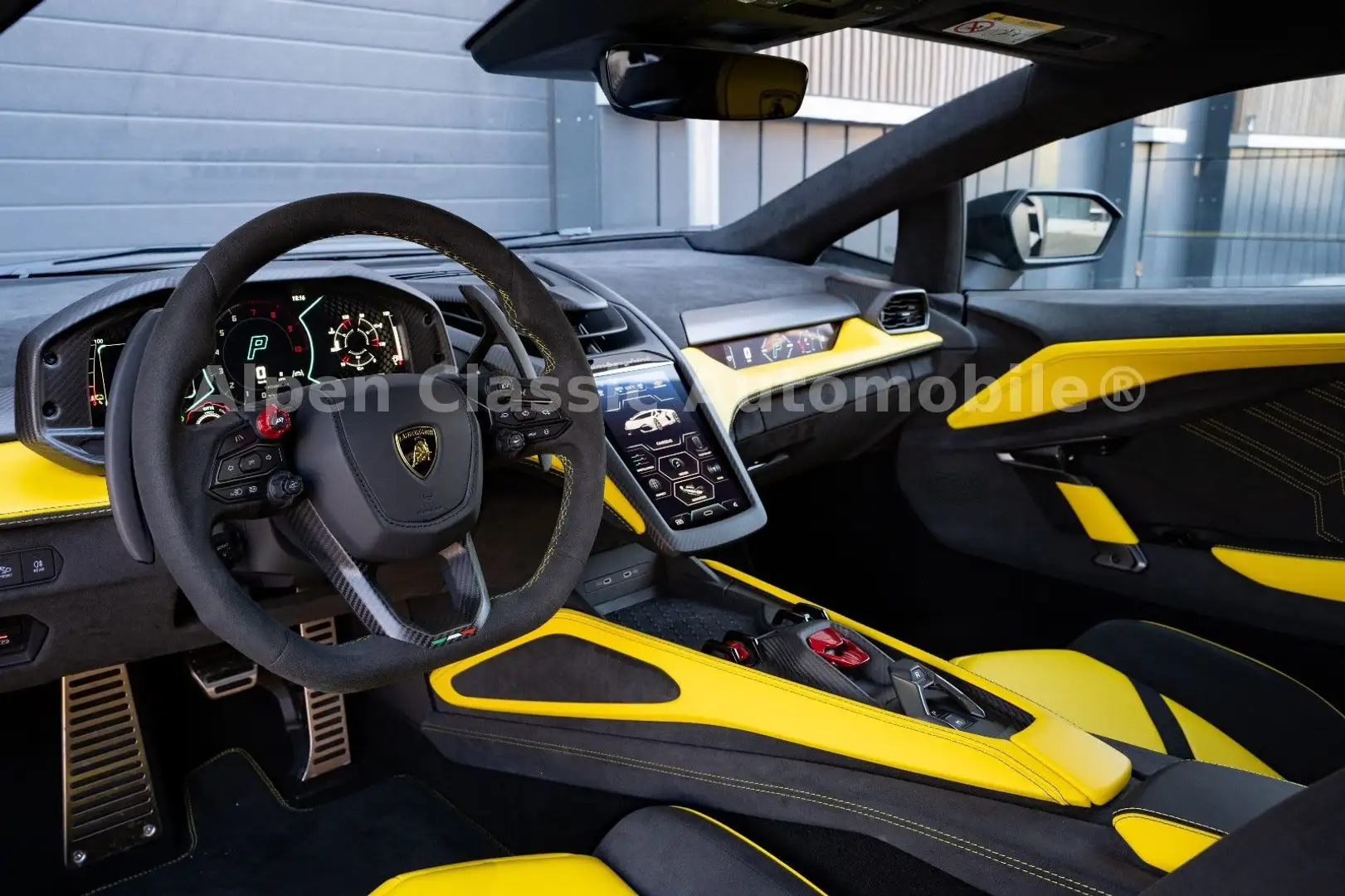 Lamborghini Revuelto 6.5 V12 On Stock Passenger, Style Pack Zwart - 2