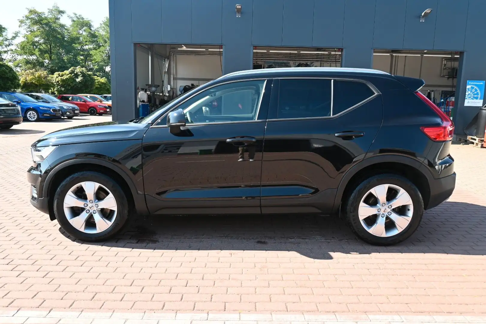 Volvo XC40 D3 AWD Autom. Momentum*RFK*FSHZG*BLIS Zwart - 2