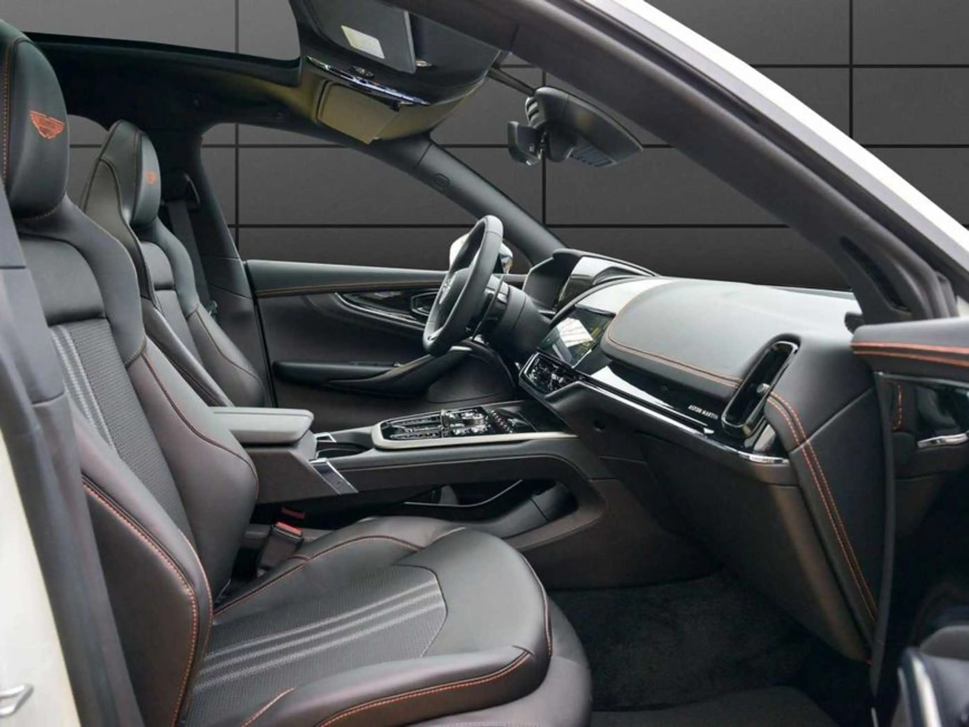Aston Martin DBX 707 — photo 12