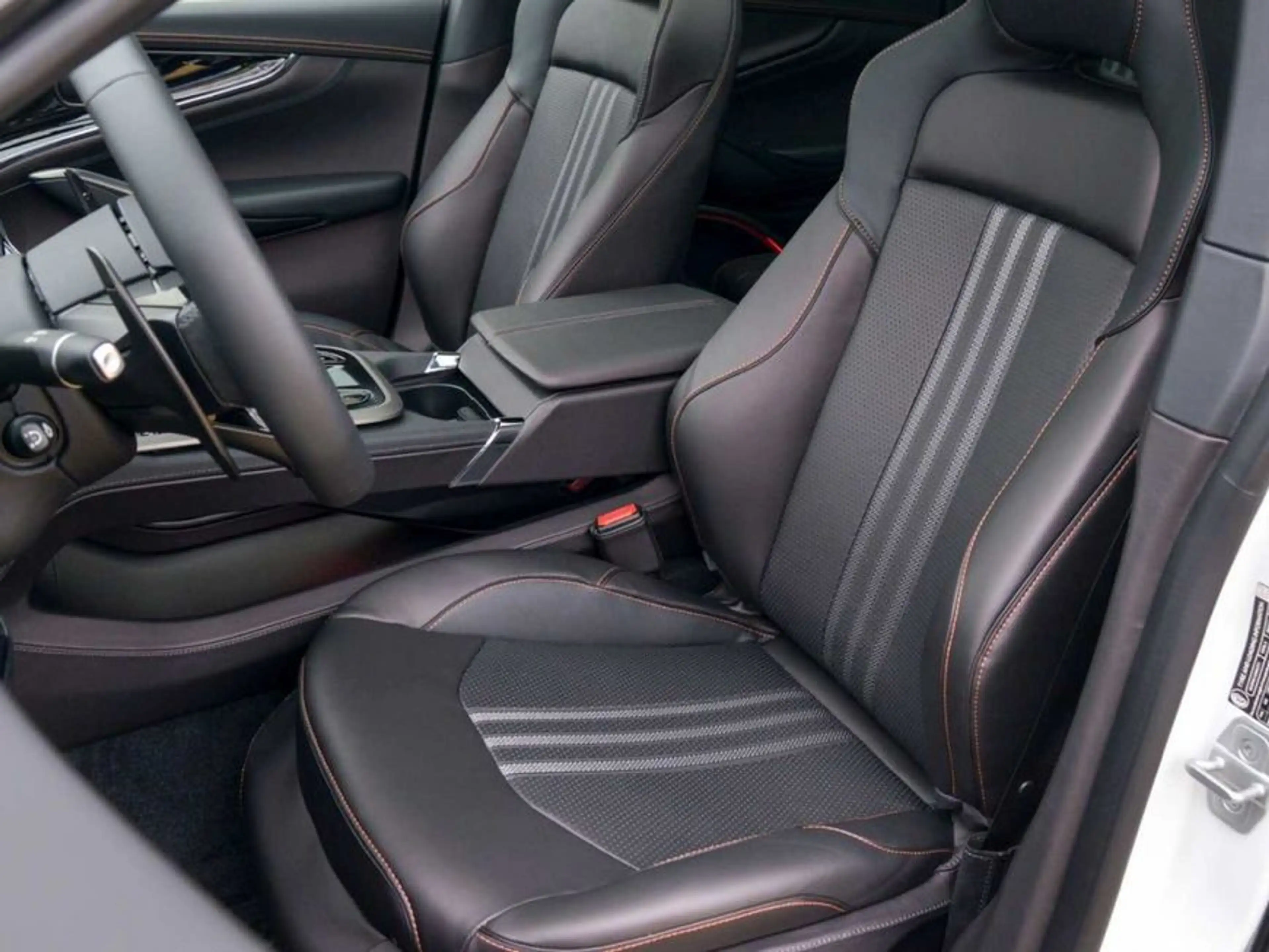 Aston Martin DBX 707 — photo 11
