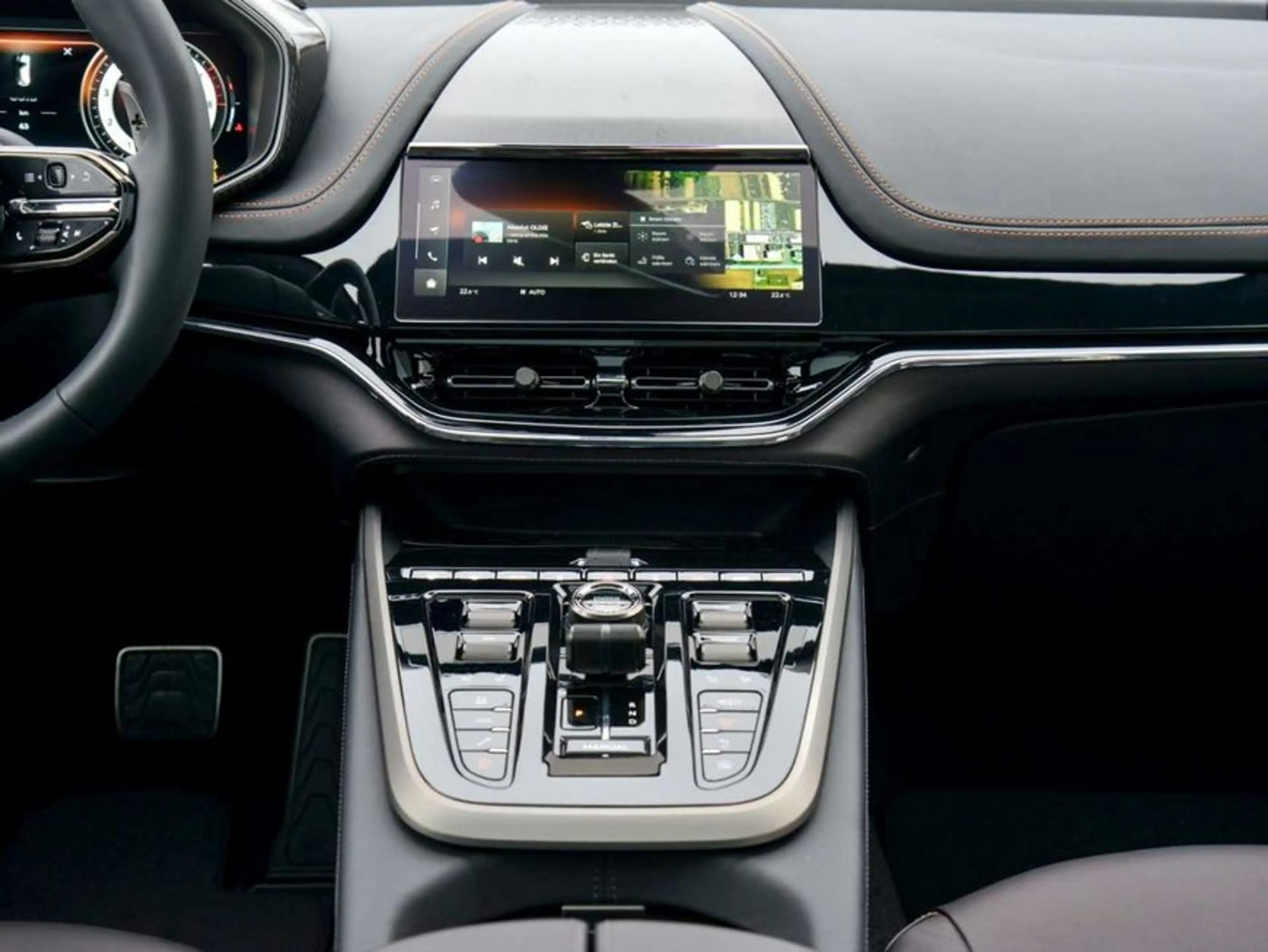 Aston Martin DBX 707 — photo 9