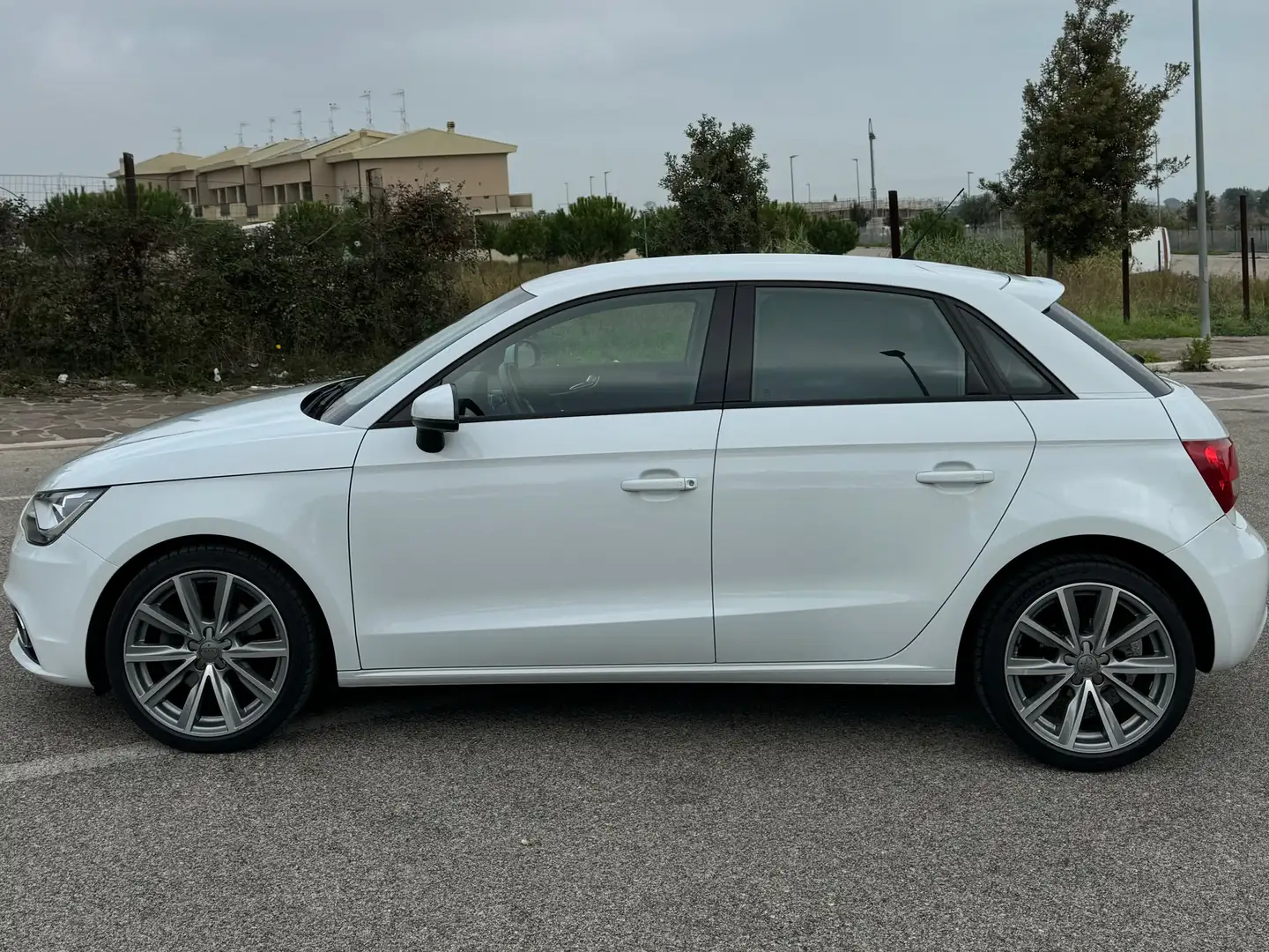 Audi A1 A1 Sportback 1.6 tdi Ambition 105cv Blanc - 2