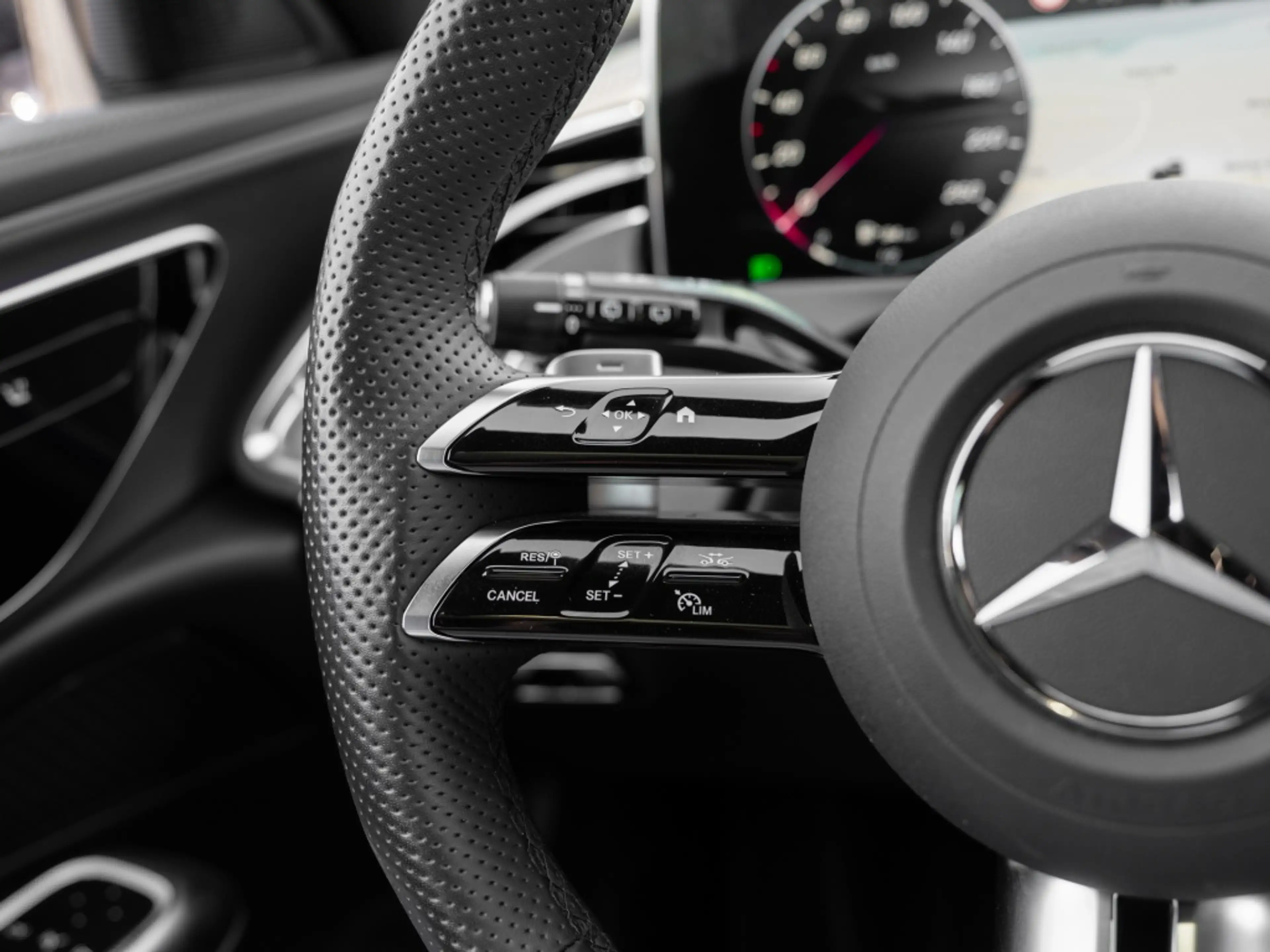 Mercedes-Benz E 200 T , AMG NIGHT AHK DISTR KAMERA PANO SPUR — photo 12