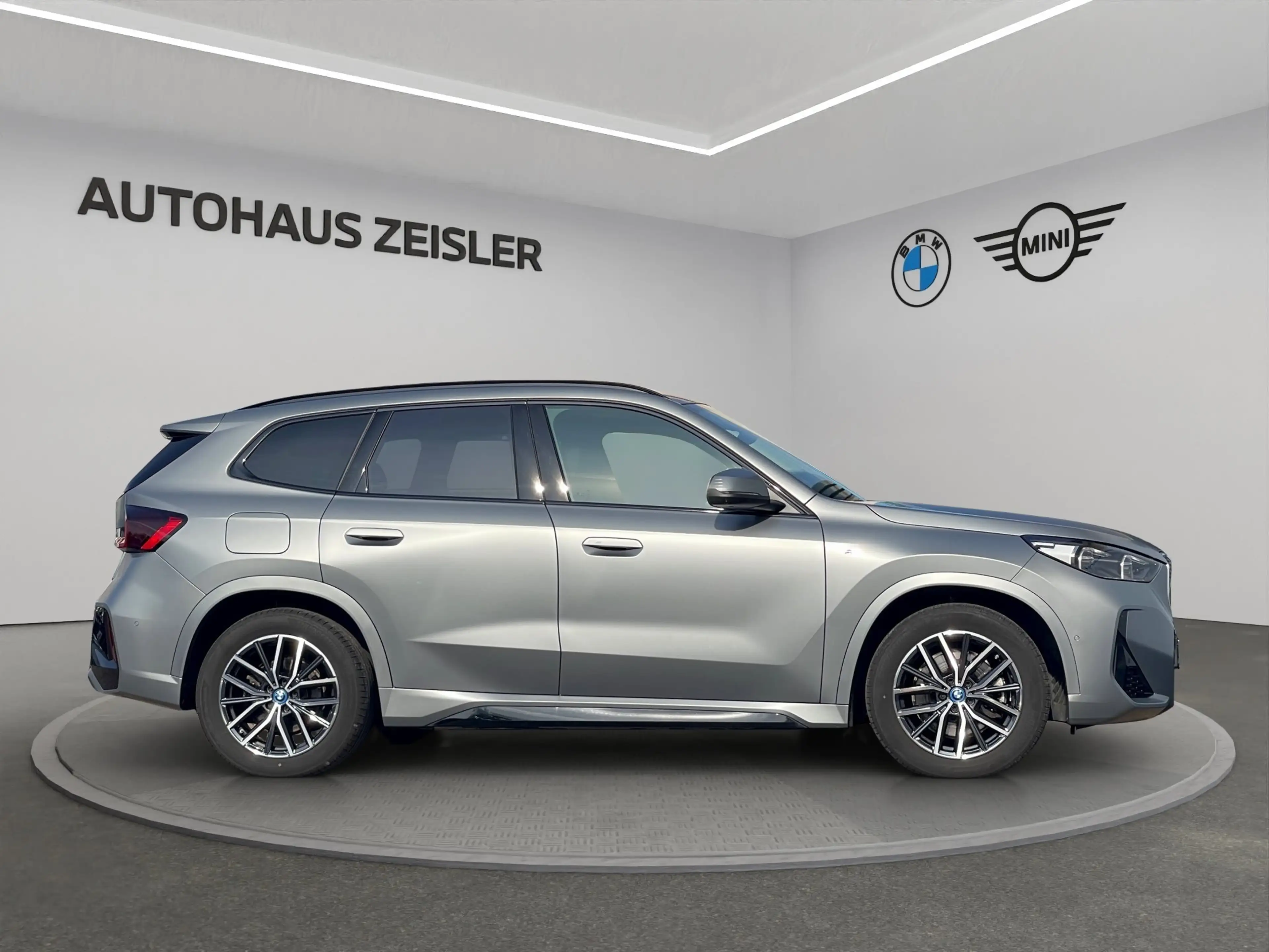 BMW iX1 xDrive30 — photo 3