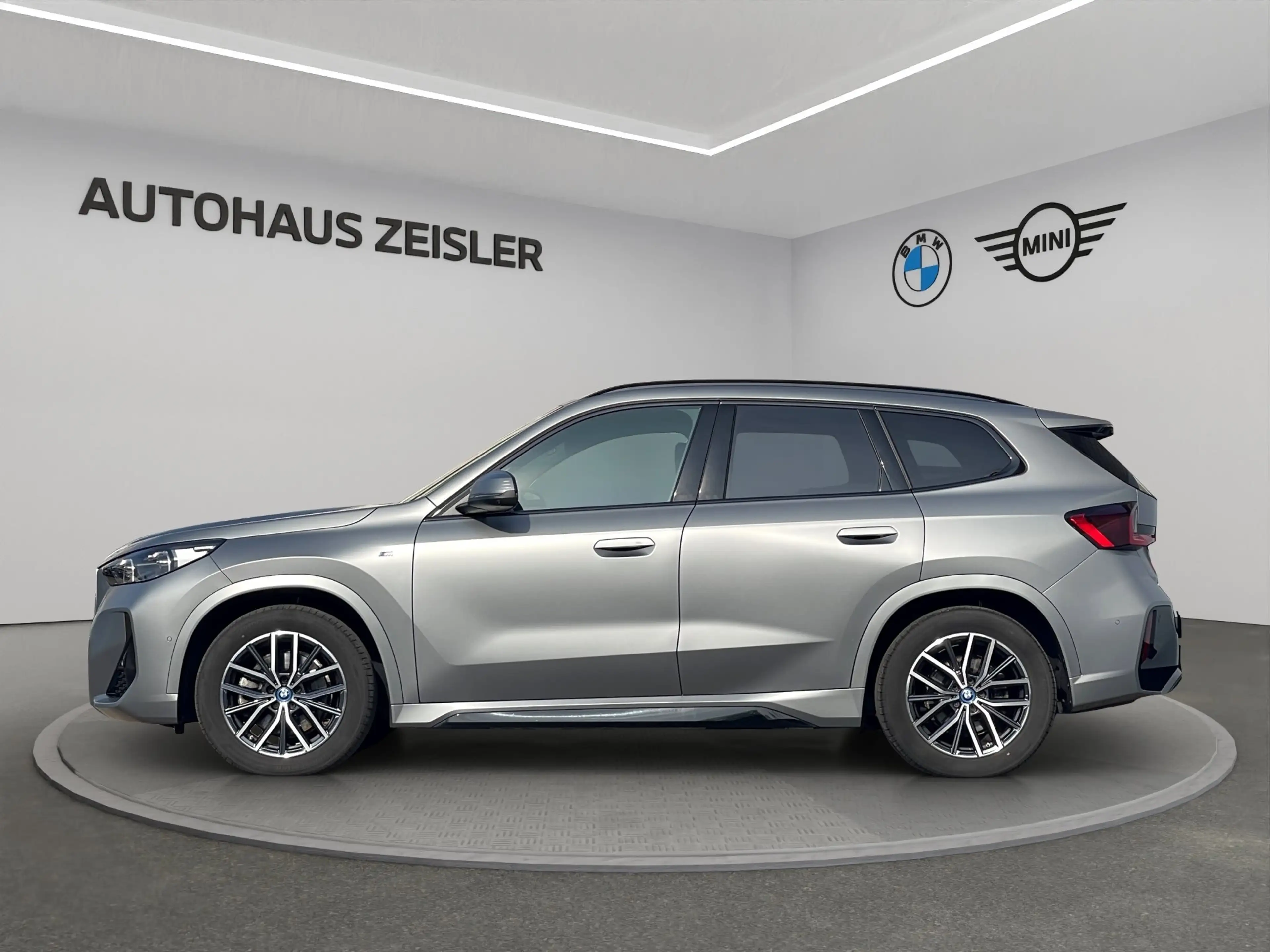 BMW iX1 xDrive30 — photo 4