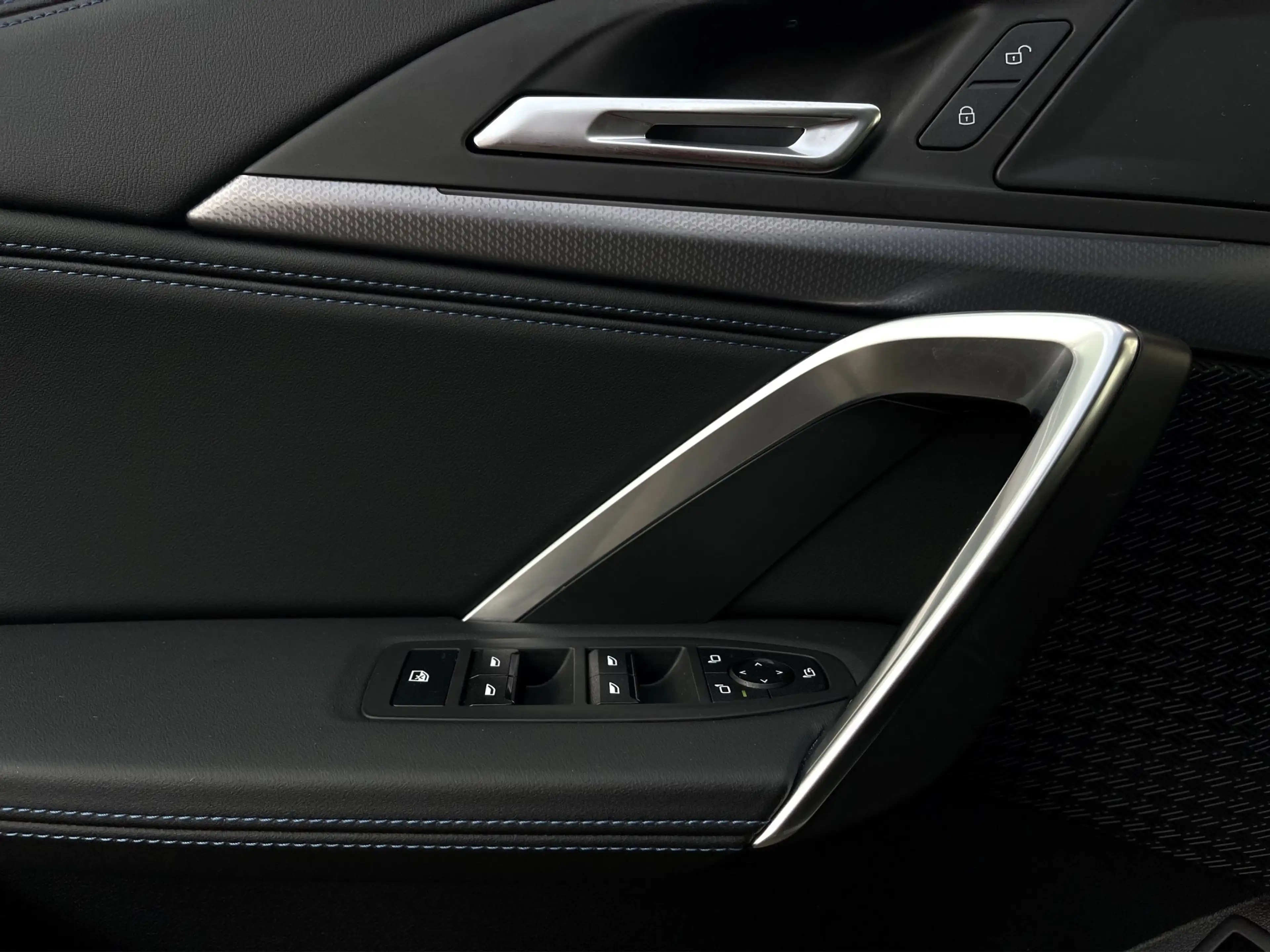 BMW iX1 xDrive30 — photo 15