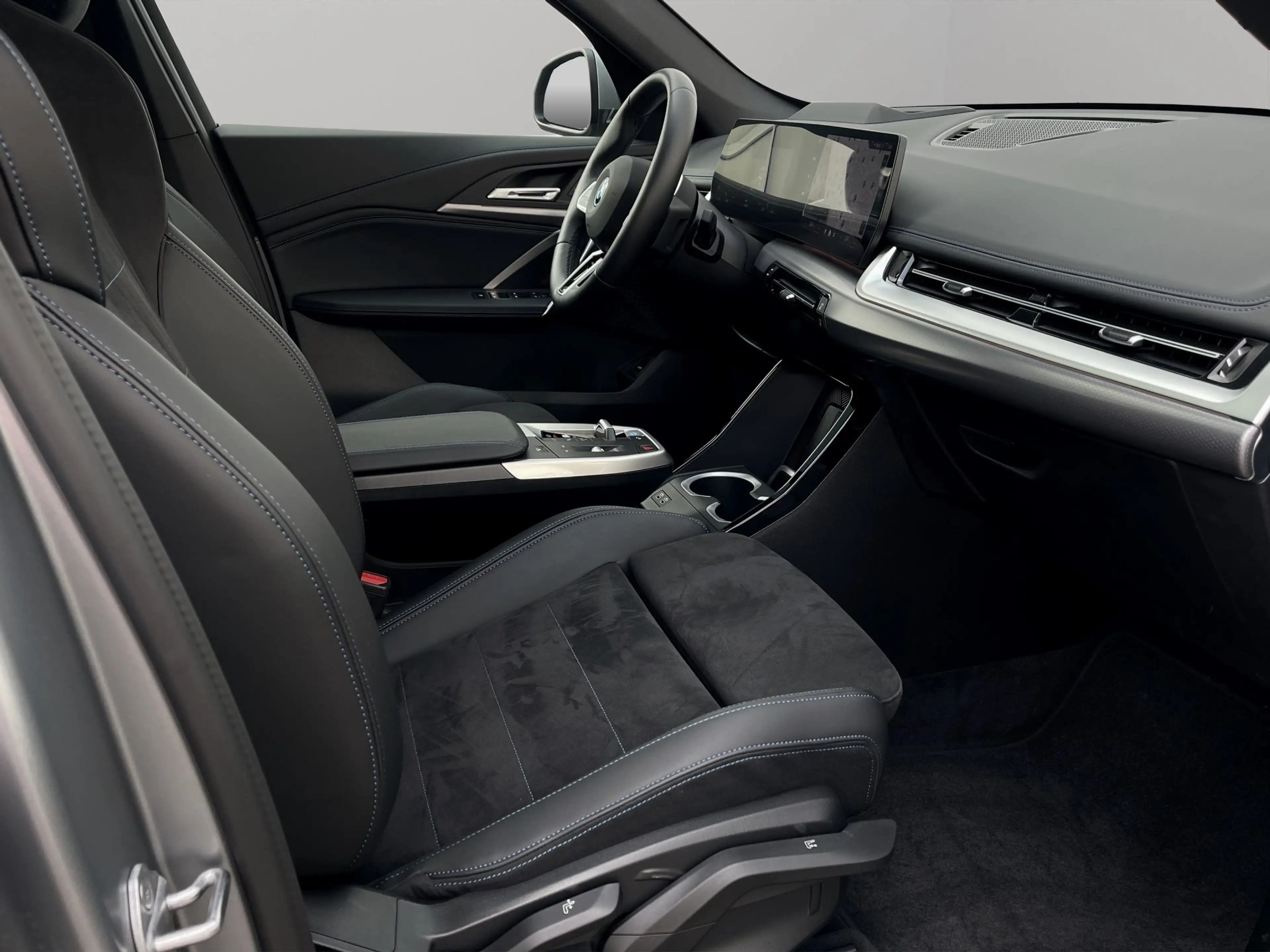 BMW iX1 xDrive30 — photo 12
