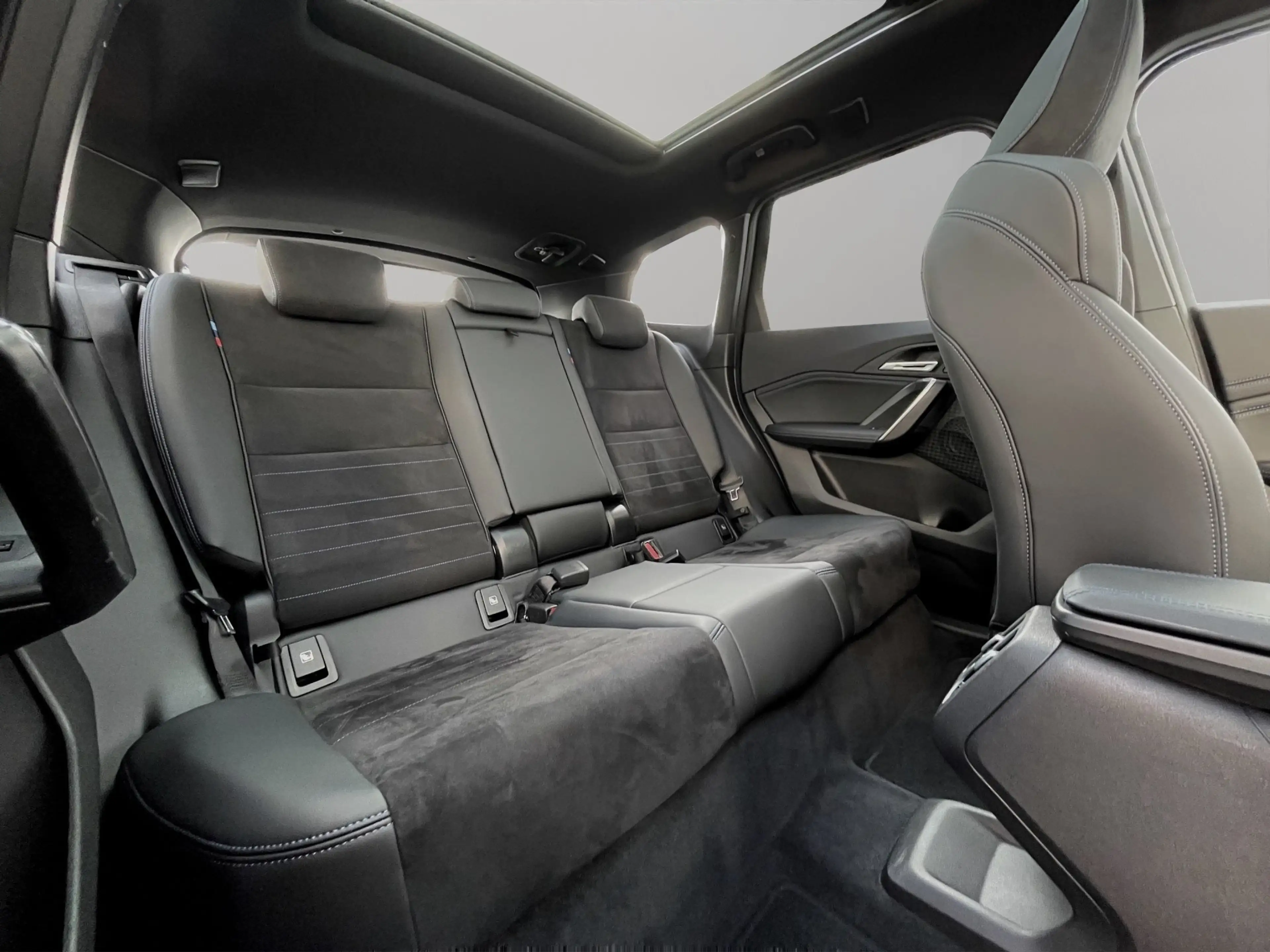 BMW iX1 xDrive30 — photo 13