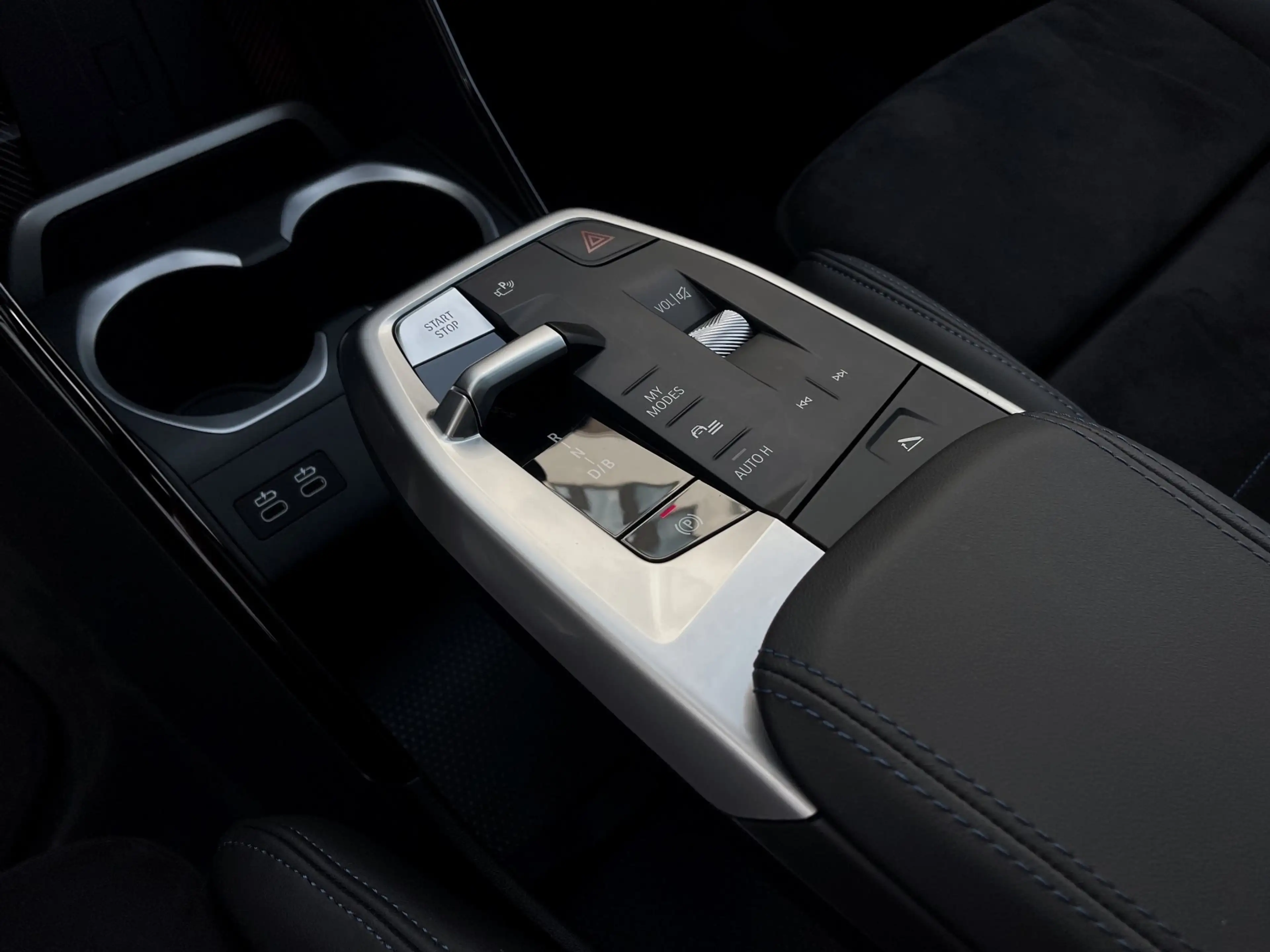 BMW iX1 xDrive30 — photo 10