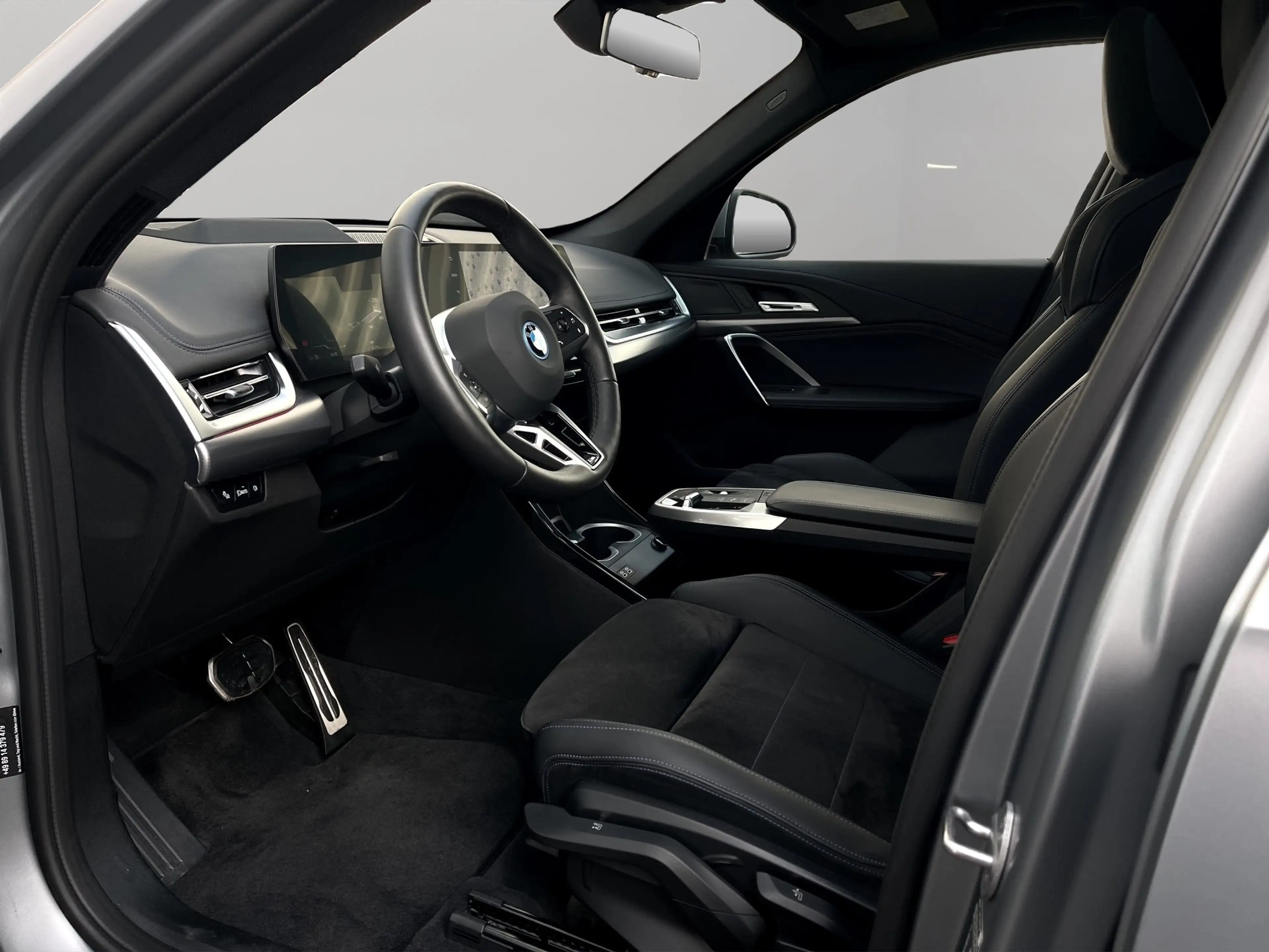 BMW iX1 xDrive30 — photo 9