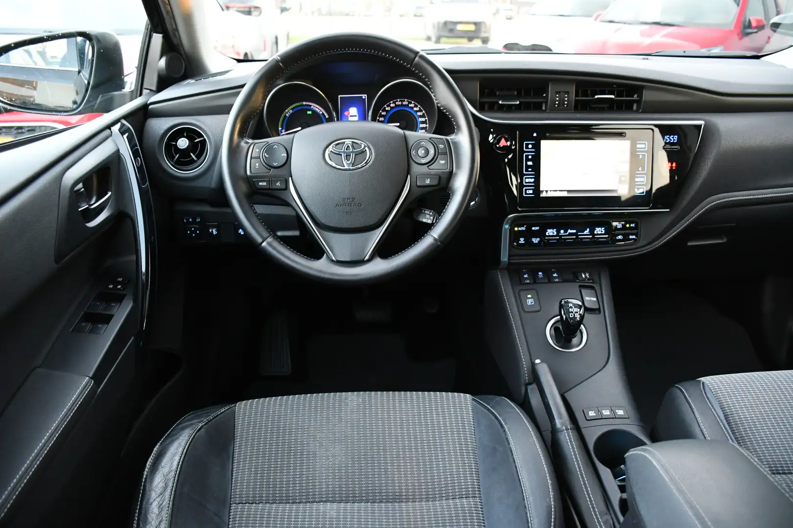 Toyota Auris 1.8 Hybrid Executive Automaat 136pk | Navigatie | Noir - 2